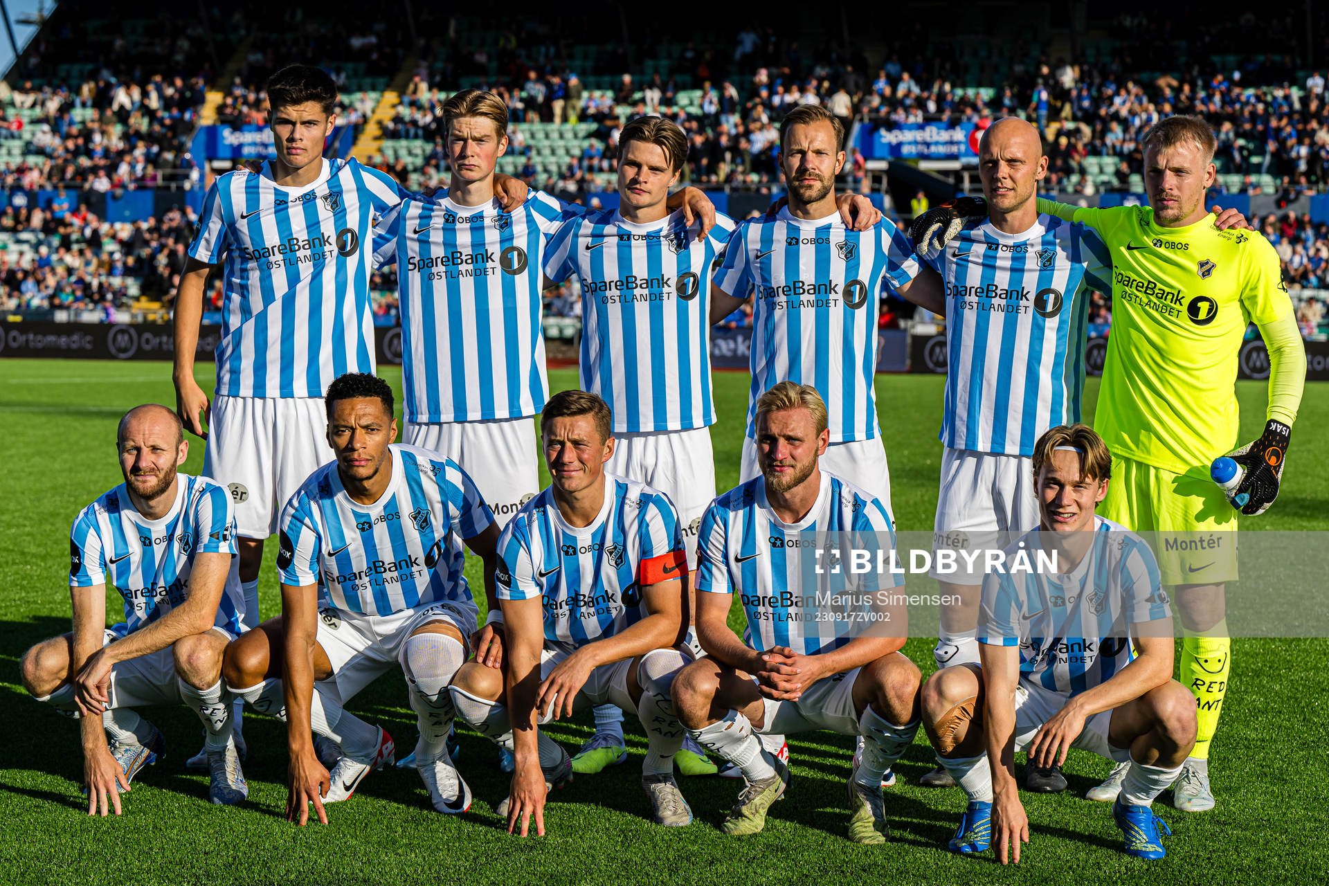 The starting eleven of Stabæk poses for a team group photo