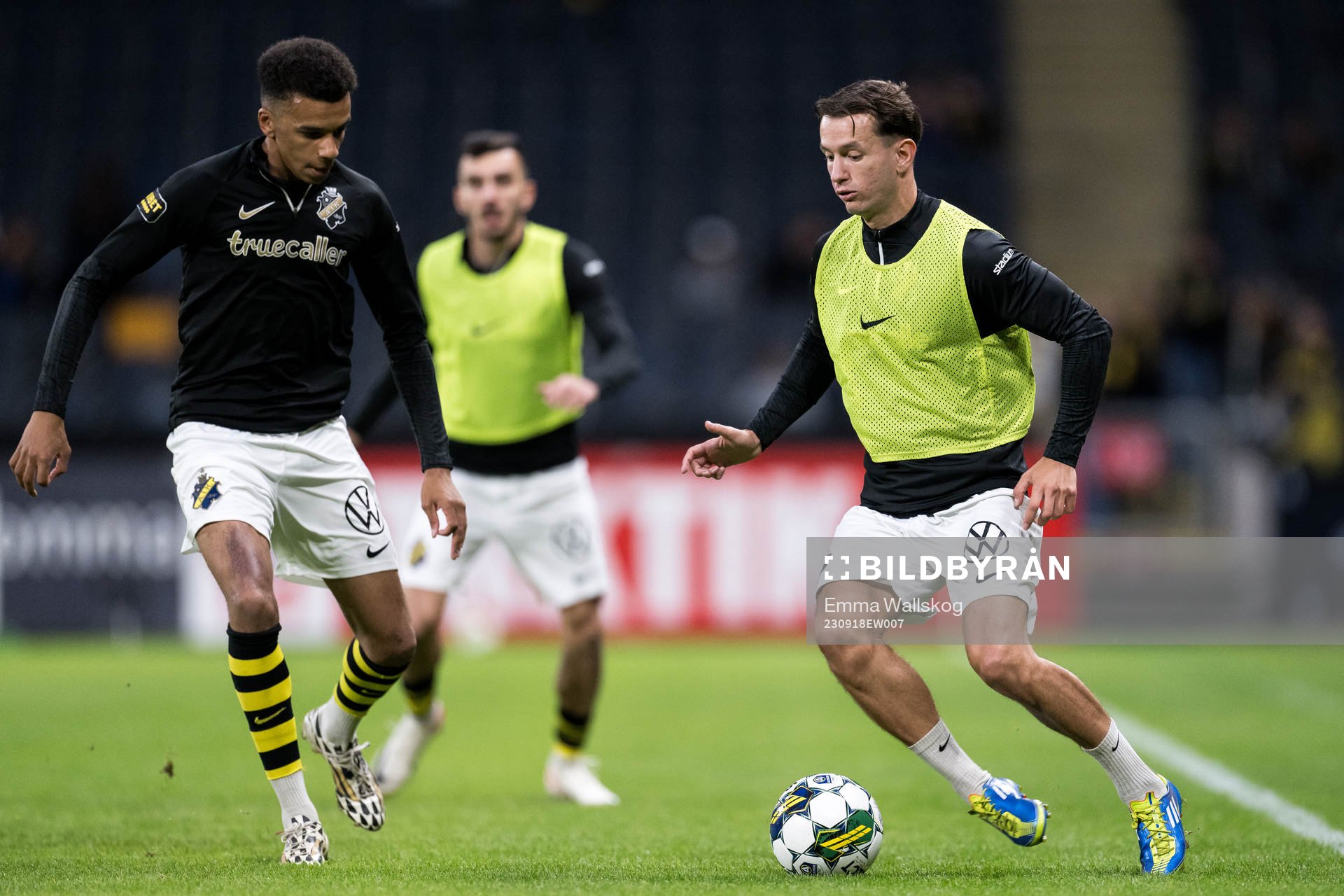AIKs Rui Modesto och Bersant Celina värmer upp