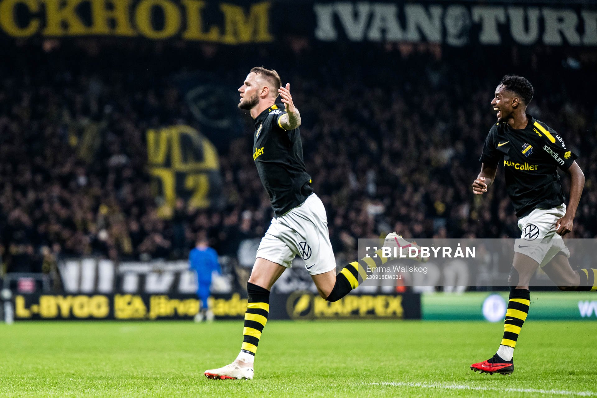 AIKs Alexander Milosevic jublar med Abdihakin Ali