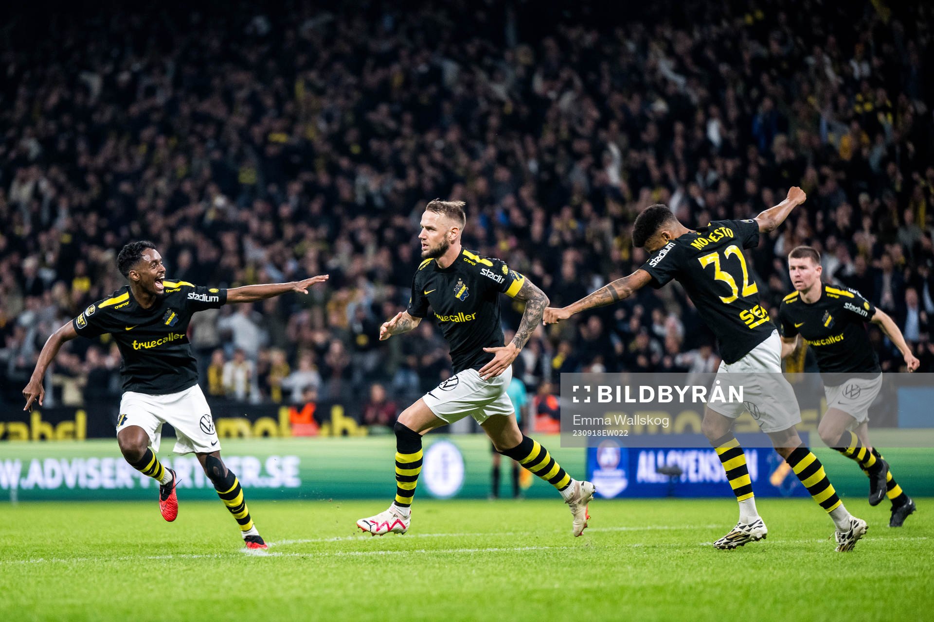 AIKs Alexander Milosevic jublar med Abdihakin Ali och Rui