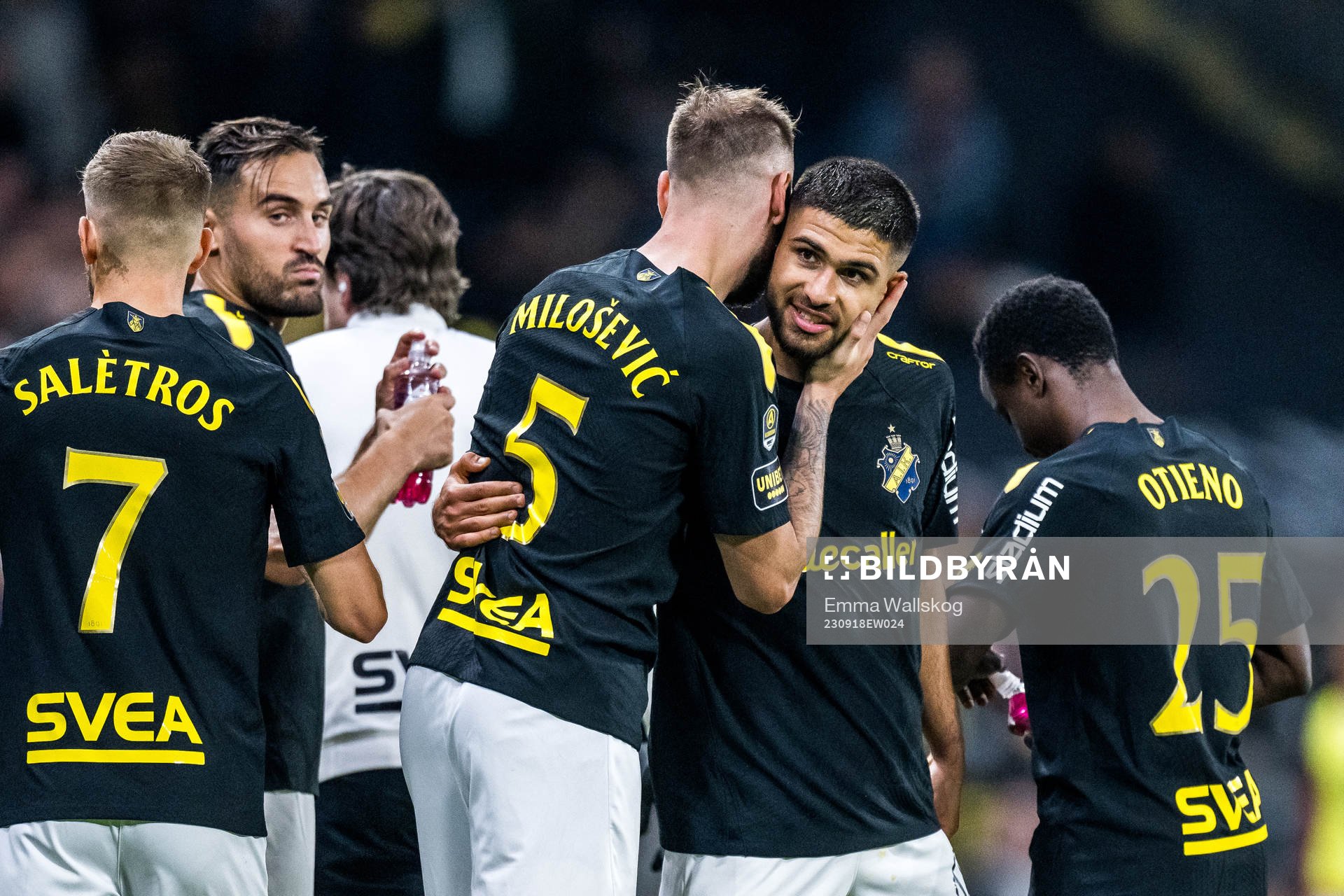 AIKs Alexander Milosevic jublar med Omar Faraj