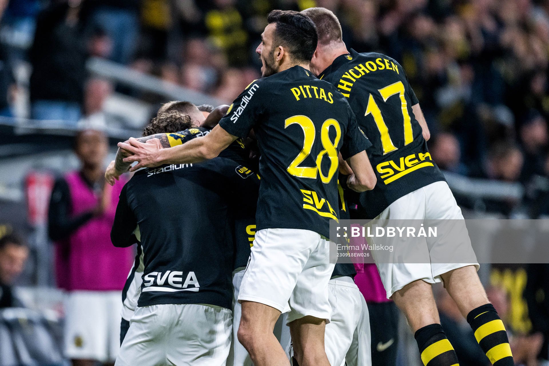 AIKs Alexander Milosevic jublar med lagkamrater