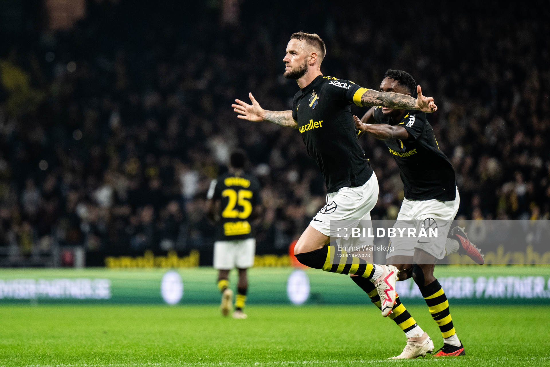 AIKs Alexander Milosevic och Abdihakin Ali jublar