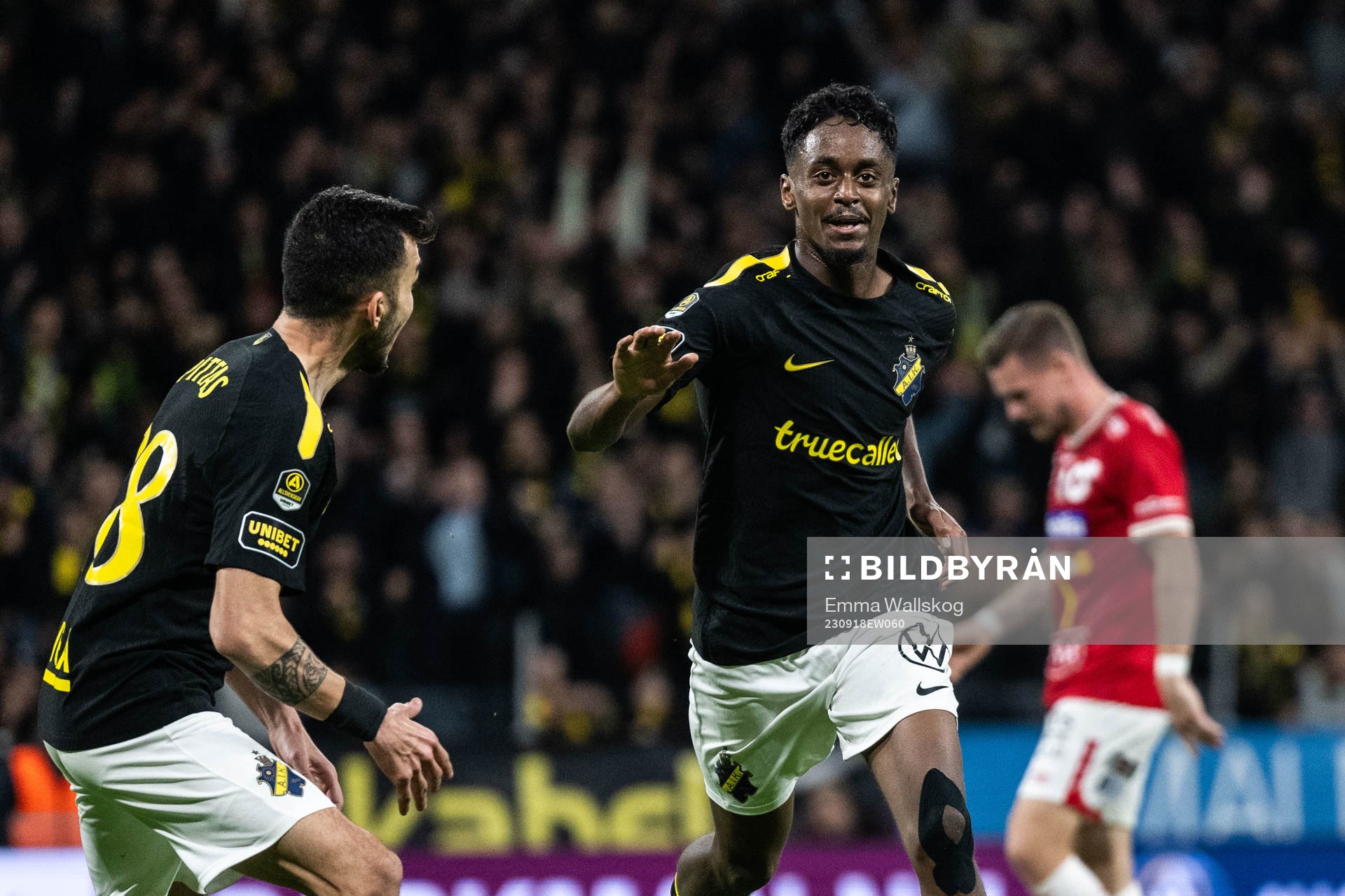 AIKs Abdihakin Ali jublar efter 2-0 med Ioannis Pittas under fotbollsmatchen i Allsvenskan mellan AIK och Degerfors den 18 september 2023 i Stockholm.