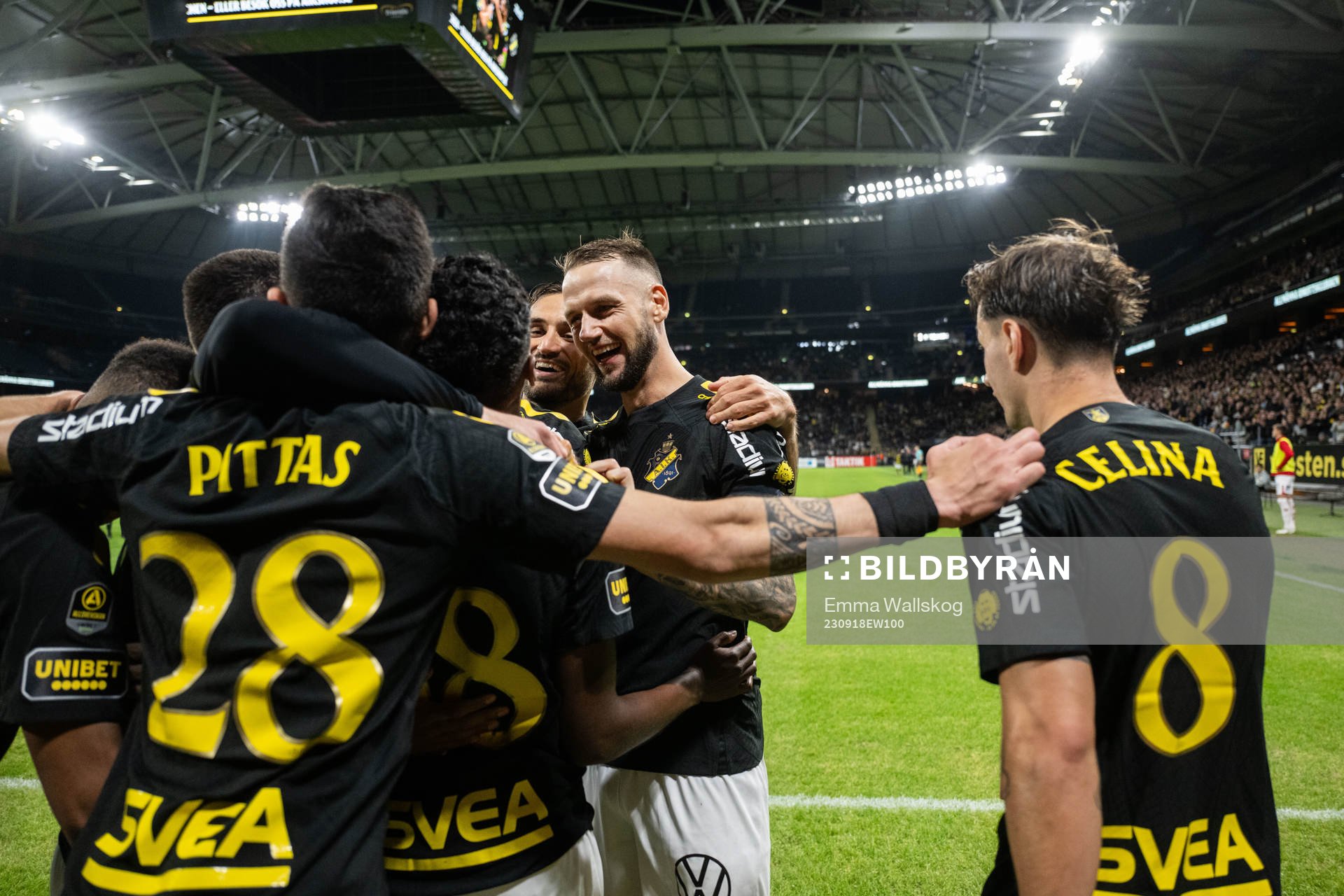 AIKs Abdihakin Ali jublar med Alexander Milosevic
