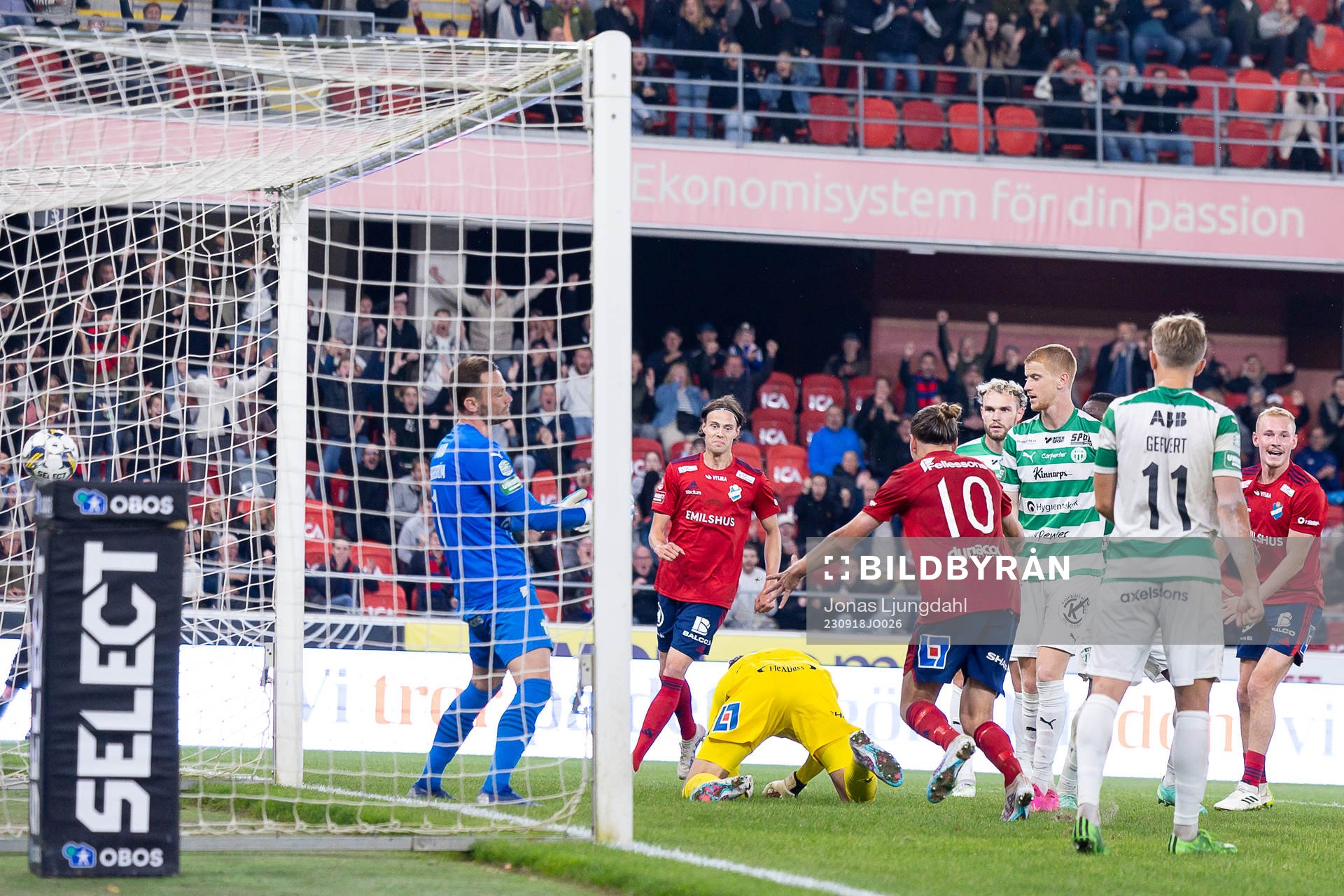 Östers målvakt Miloje Prekovic gör mål 2-2. Östers