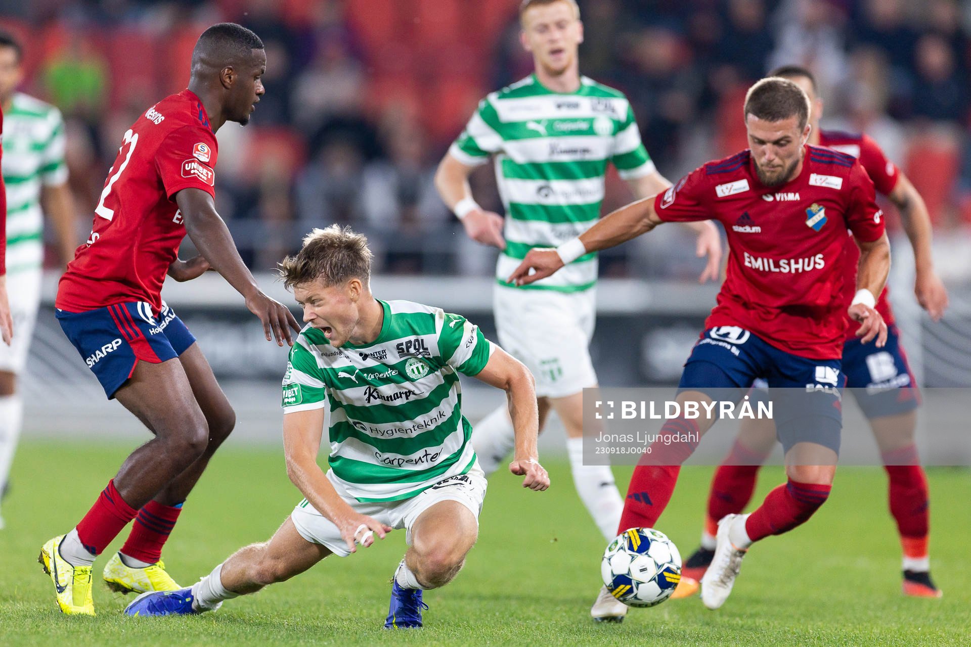 Västerås SKs Patric Åslund faller