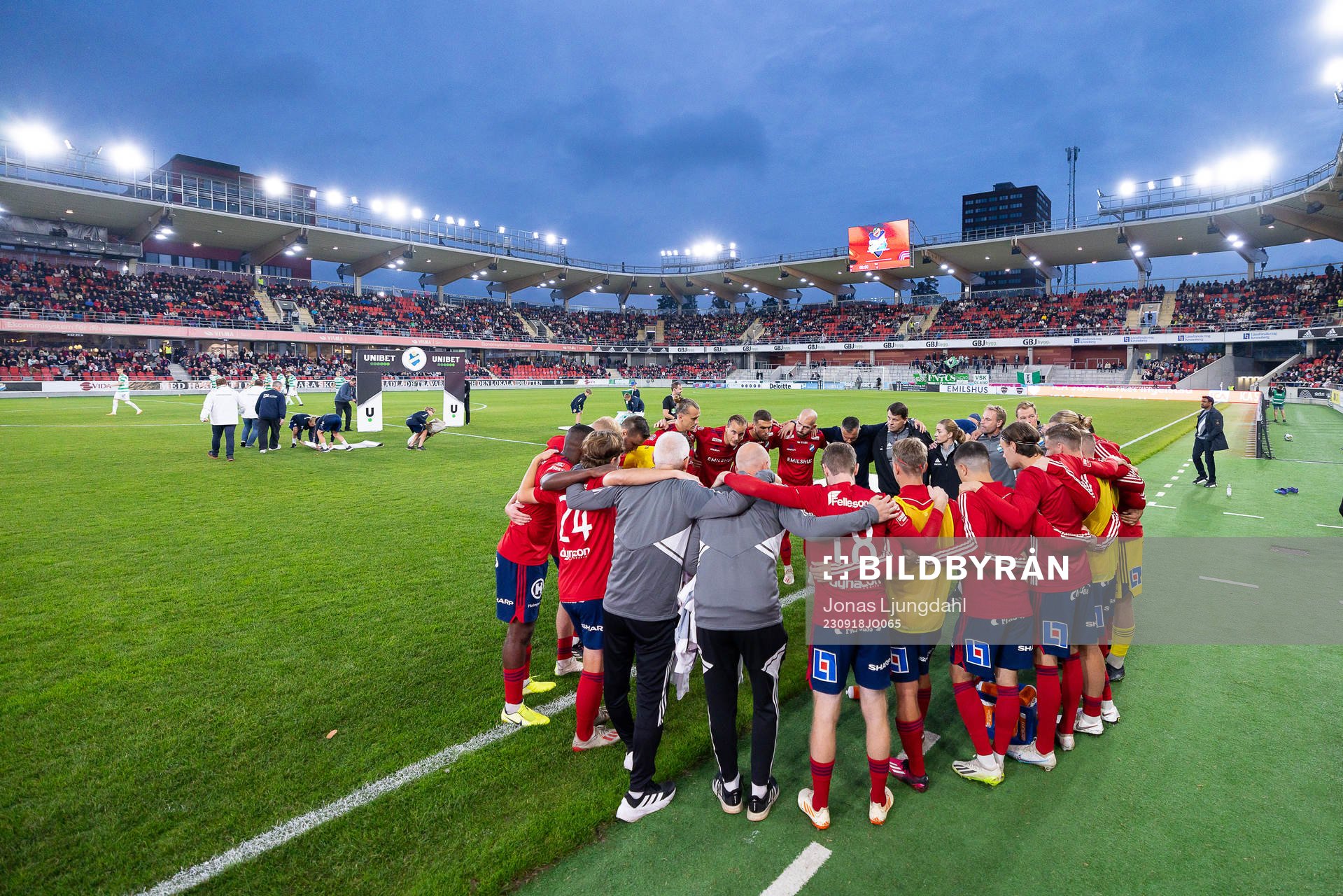 Östers spelare samlas före fotbollsmatchen i Superettan