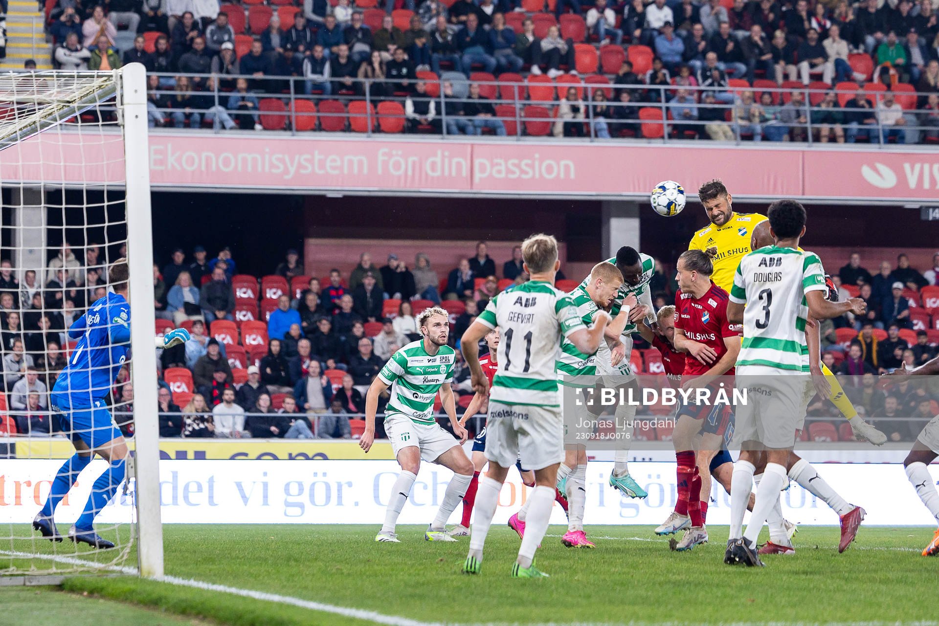 Östers målvakt Miloje Prekovic nickar bollen