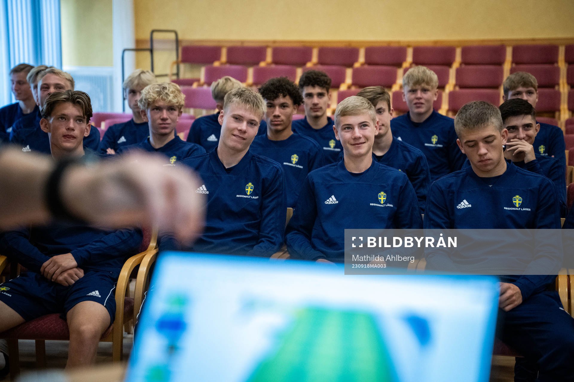Spelare lyssnar på en träningsgenomgång