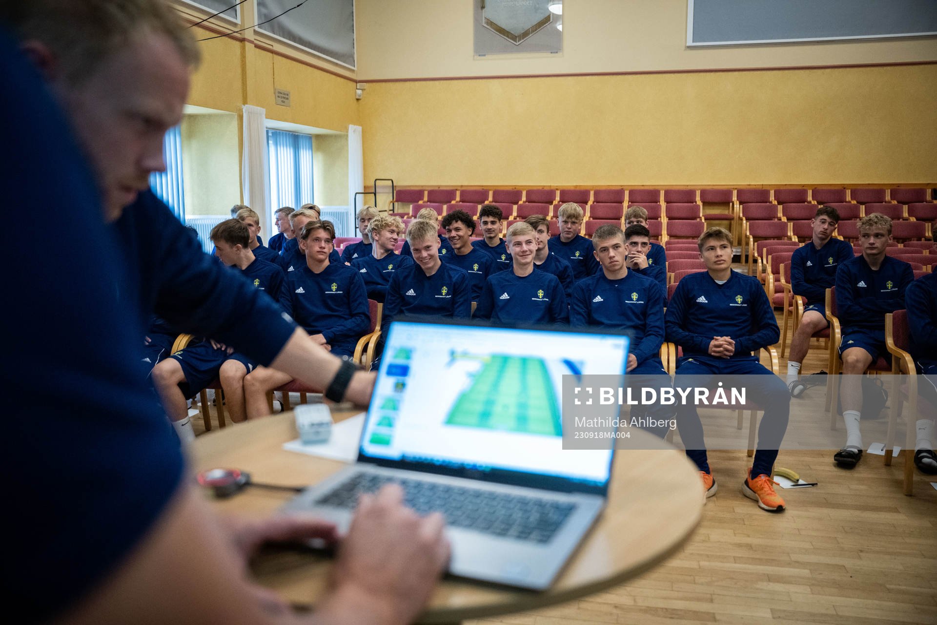 Spelare lyssnar på en träningsgenomgång