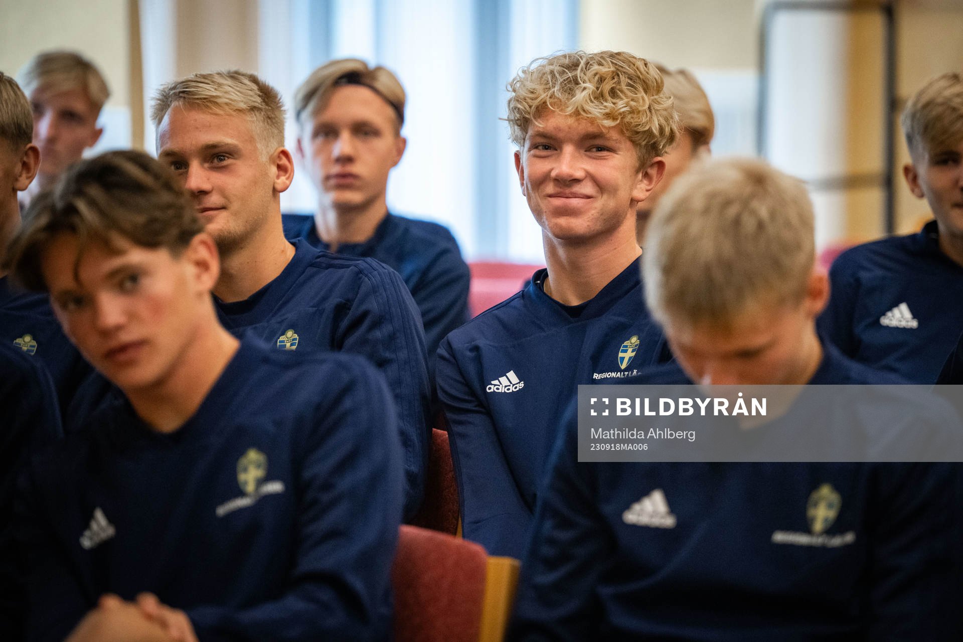 Spelare lyssnar på en teorilektion