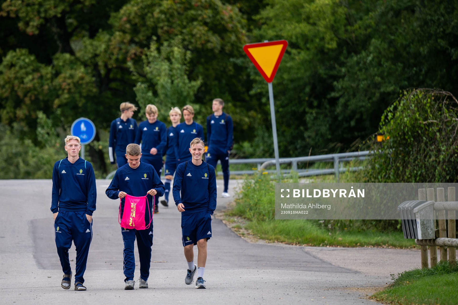Spelare på promenad till en träning