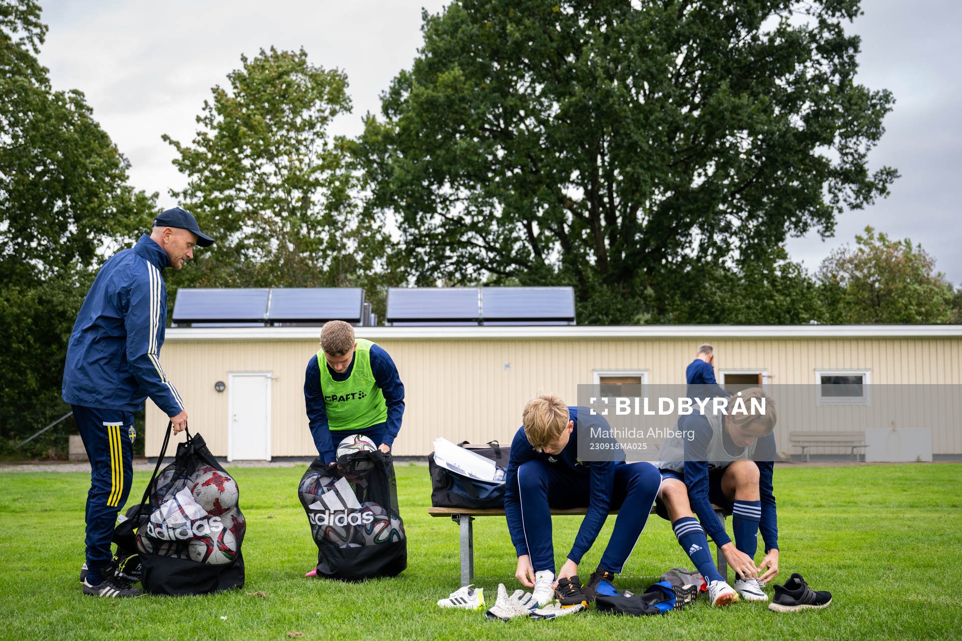 Ledare och spelare gör sig redo för träning