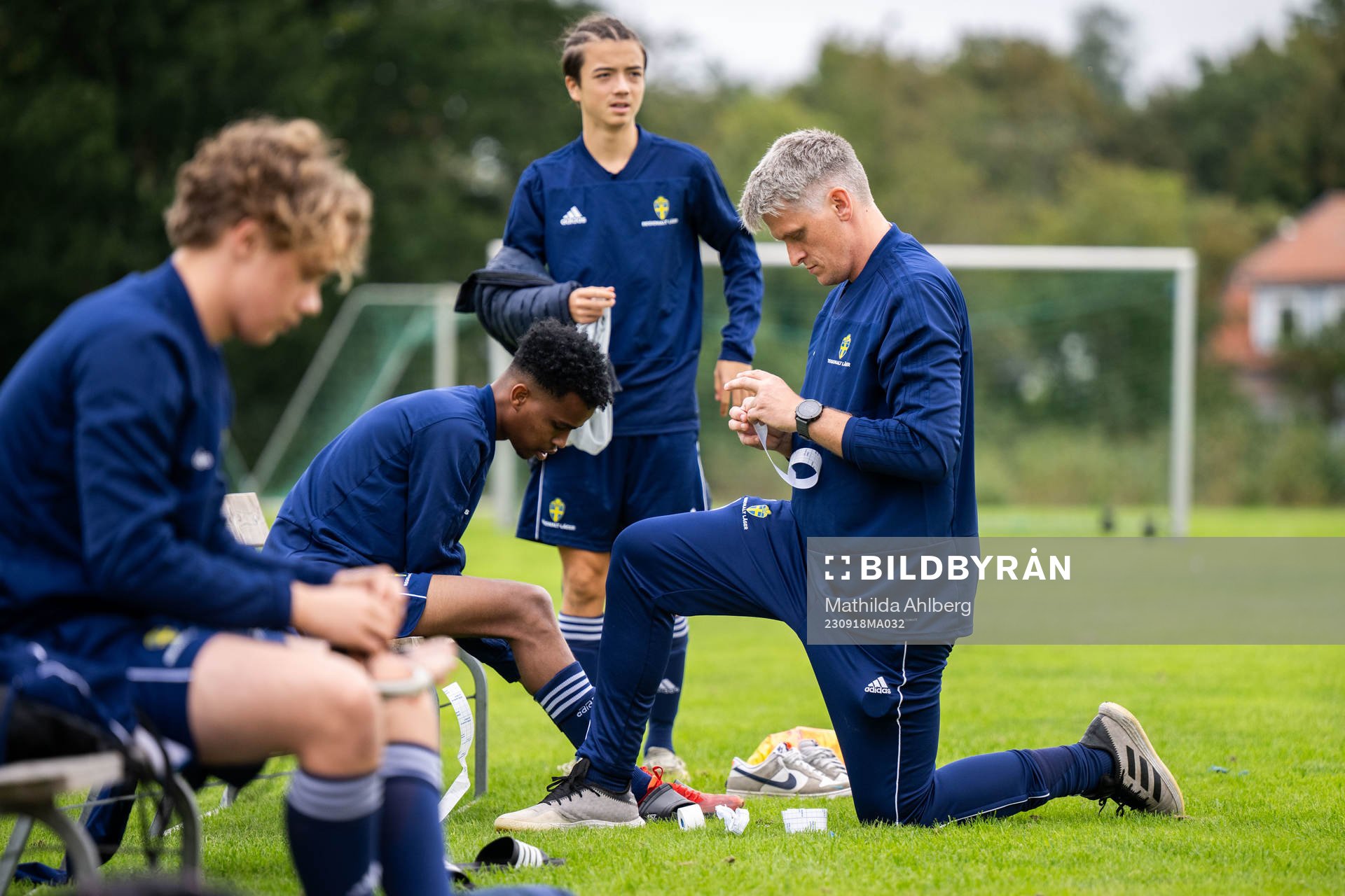 Fysioterapeut Håkan Bengtsson hjälper spelare