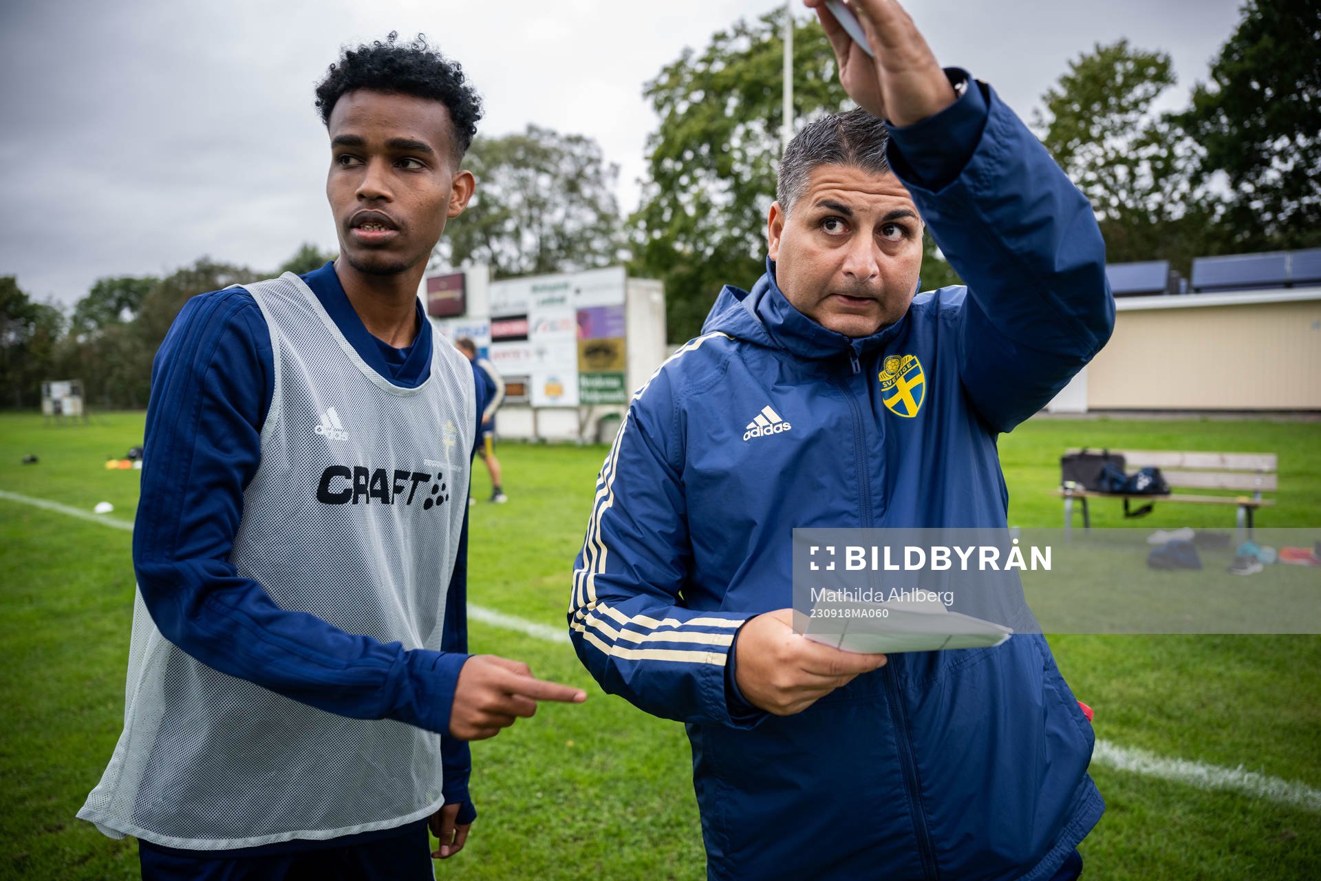Hassan Dahir Yusuf och ledare Andreas Sjöqvist vid en