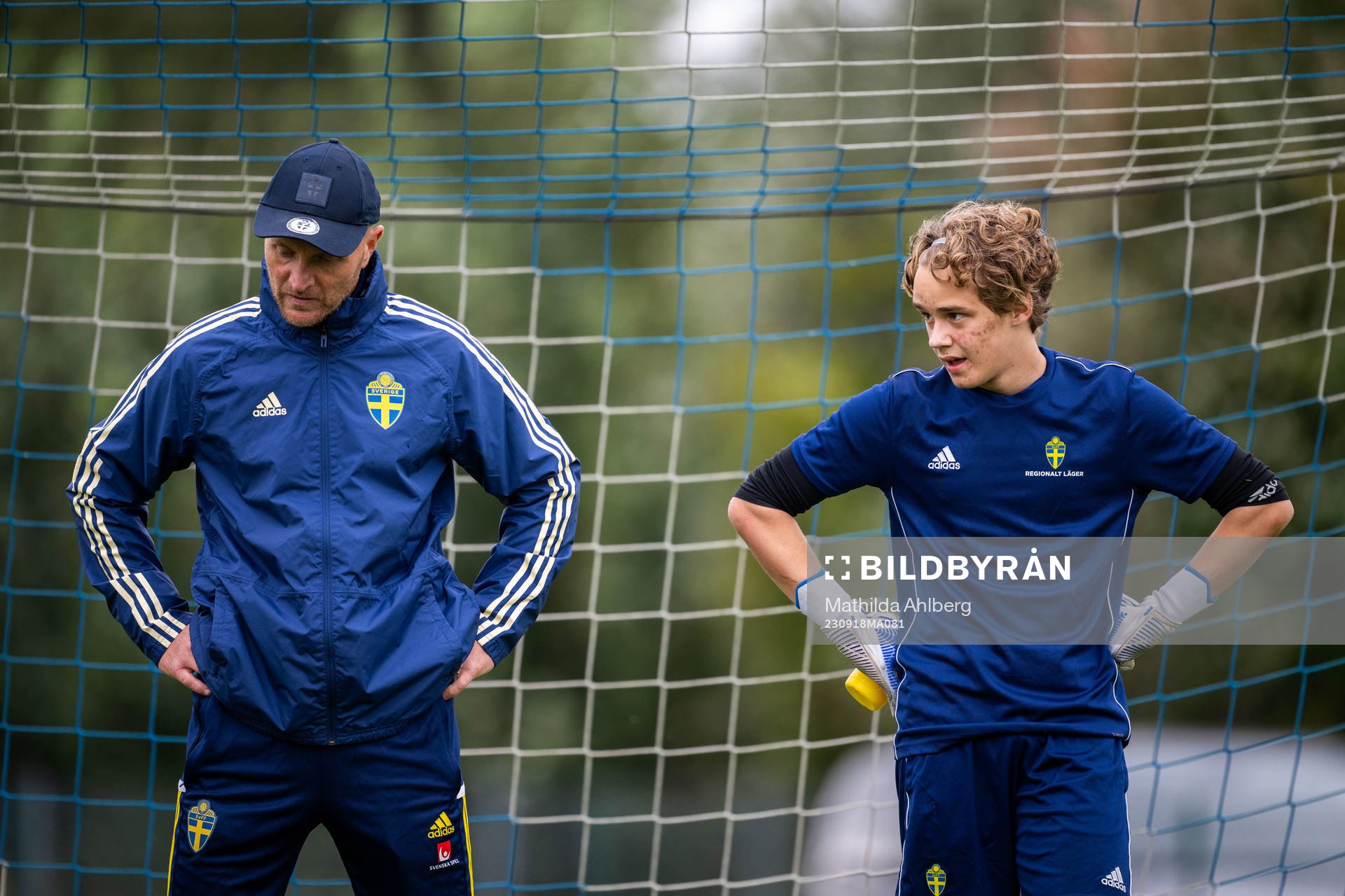 Målvaktstränare Timy Karlsson och målvakt Melker Parsmo vid en träning under Svenska Fotbollsförbundets regionala läger för P16 den 18 september 2023 i Vessigebro.
