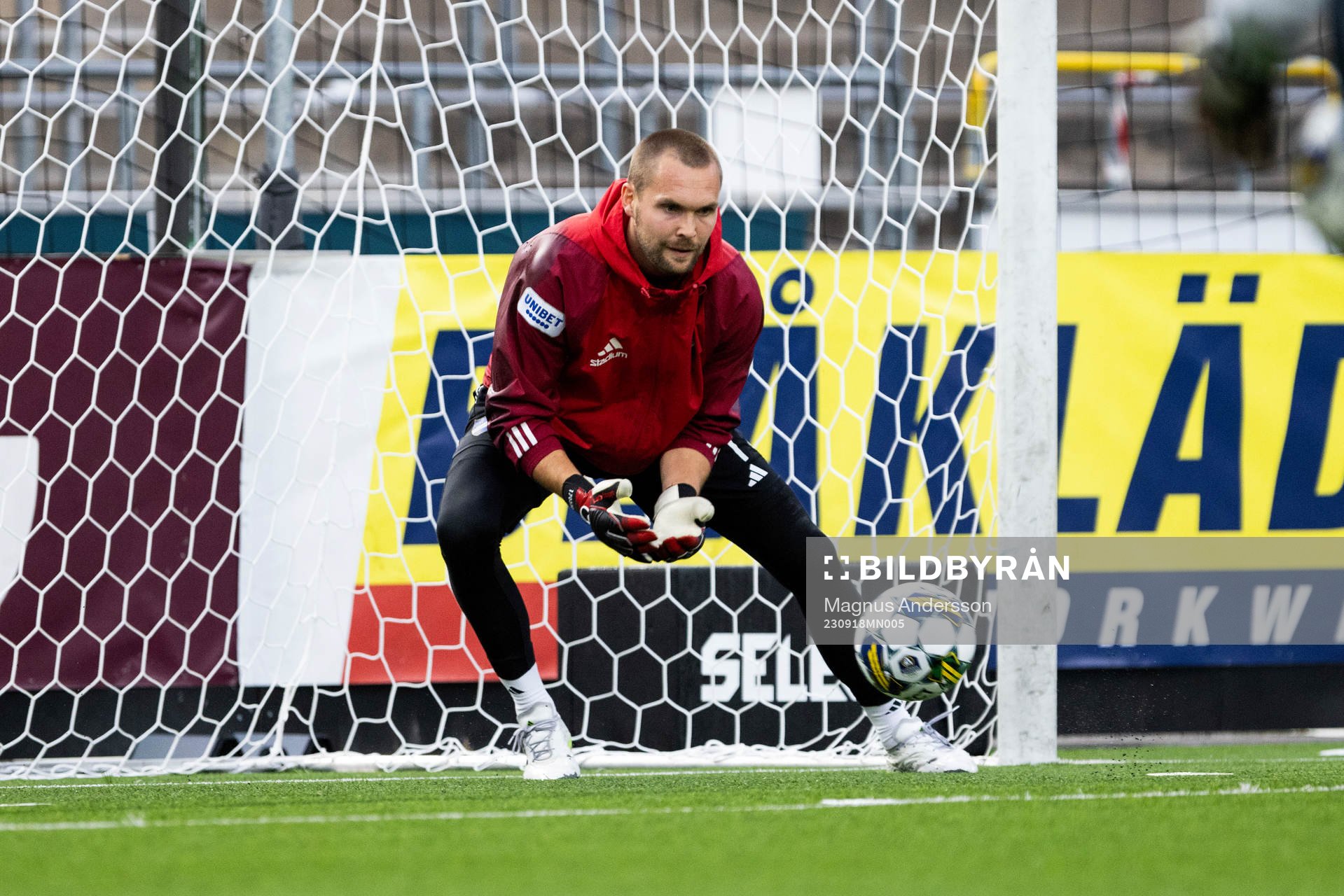 IFK Norrköpings målvakt Oscar Jansson på uppvärmningen