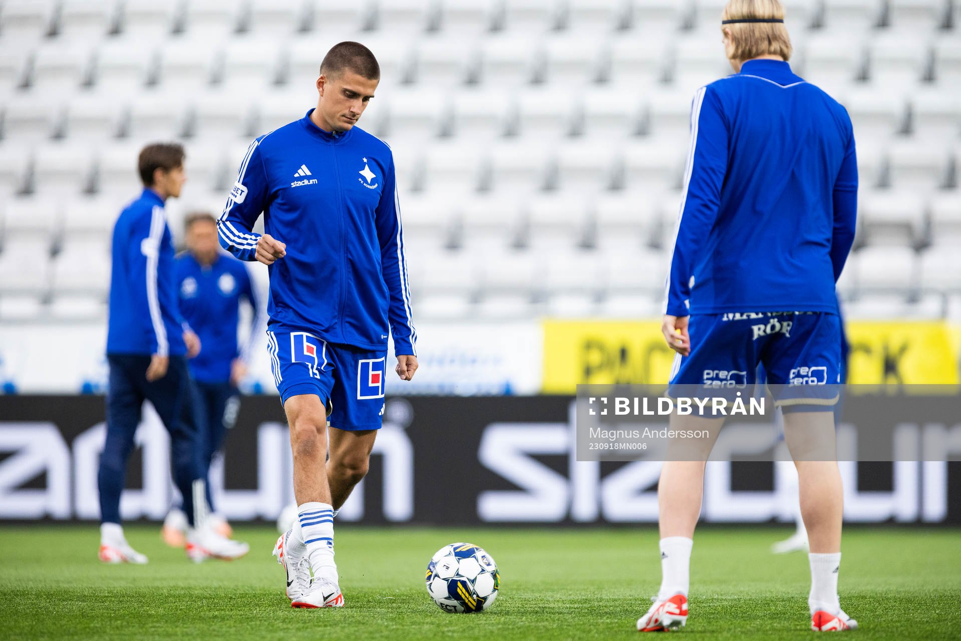 IFK Norrköpings Carl Björk på uppvärmningen