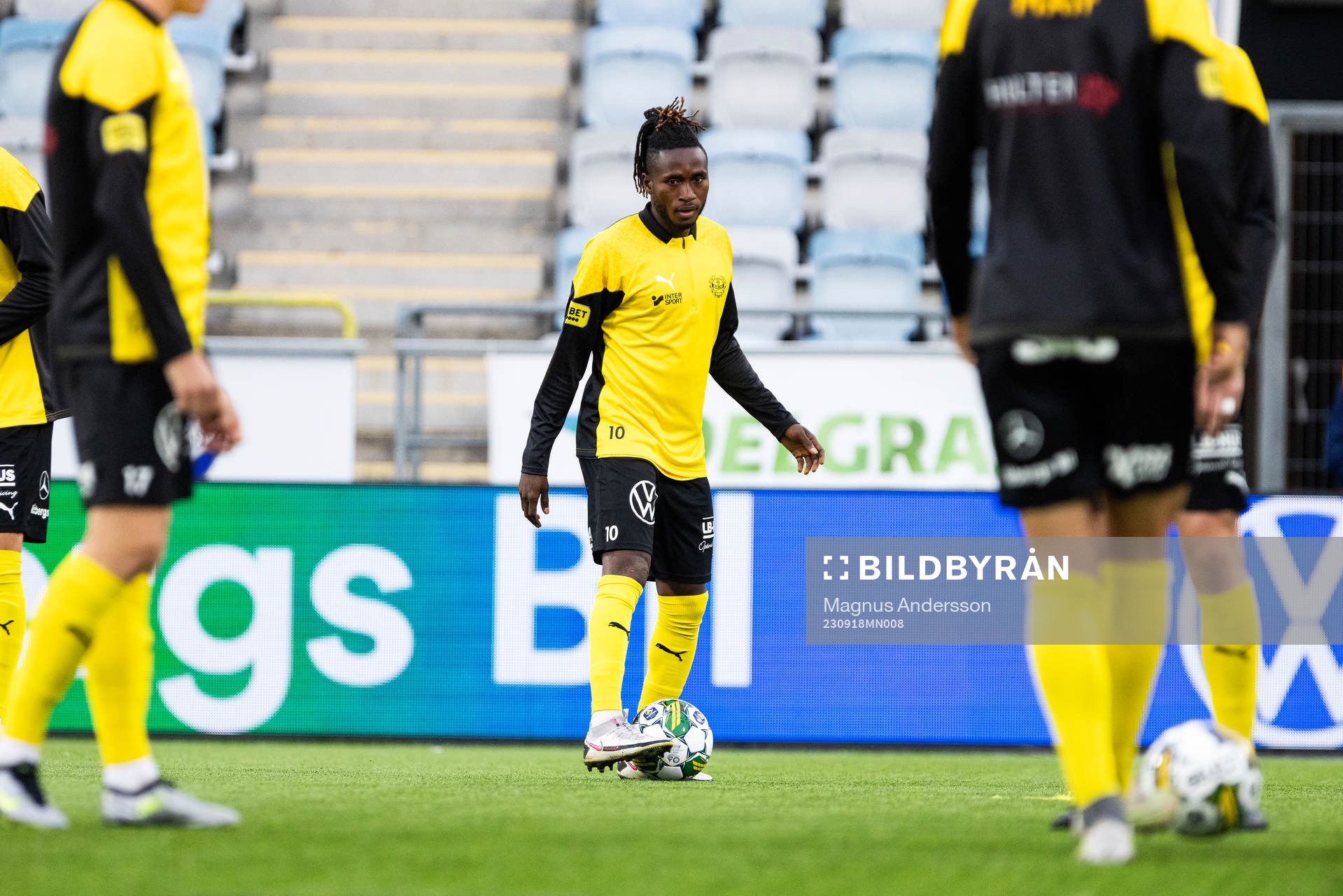 Mjällbys Mamudu Moro på uppvärmningen