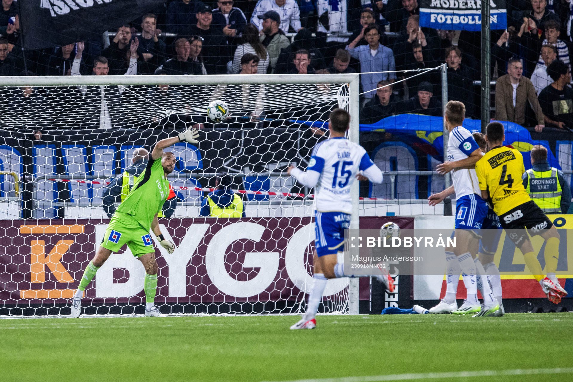 Mjällbys Leo Walta gör 0-1 bakom IFK Norrköpings
