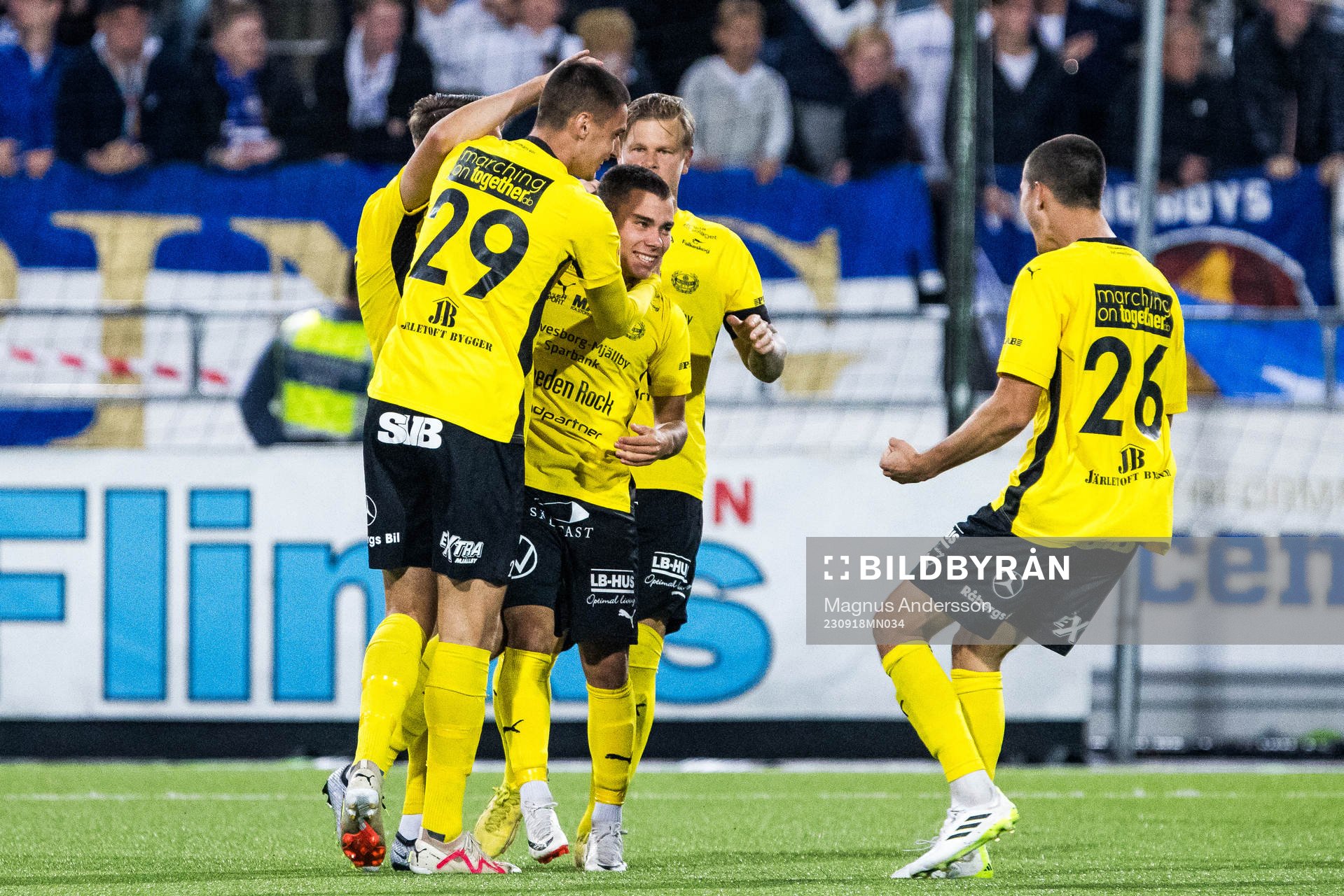Mjällbys Leo Walta jublar med lagkamrater