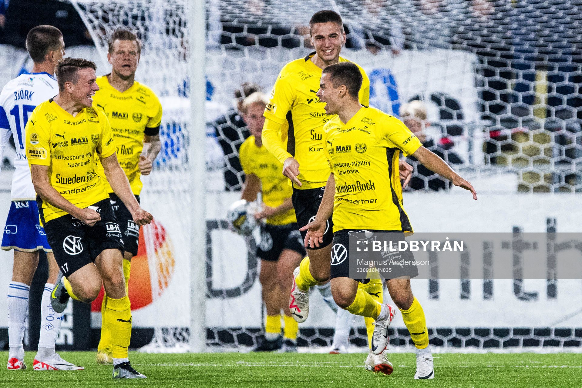Mjällbys Leo Walta jublar med lagkamrater