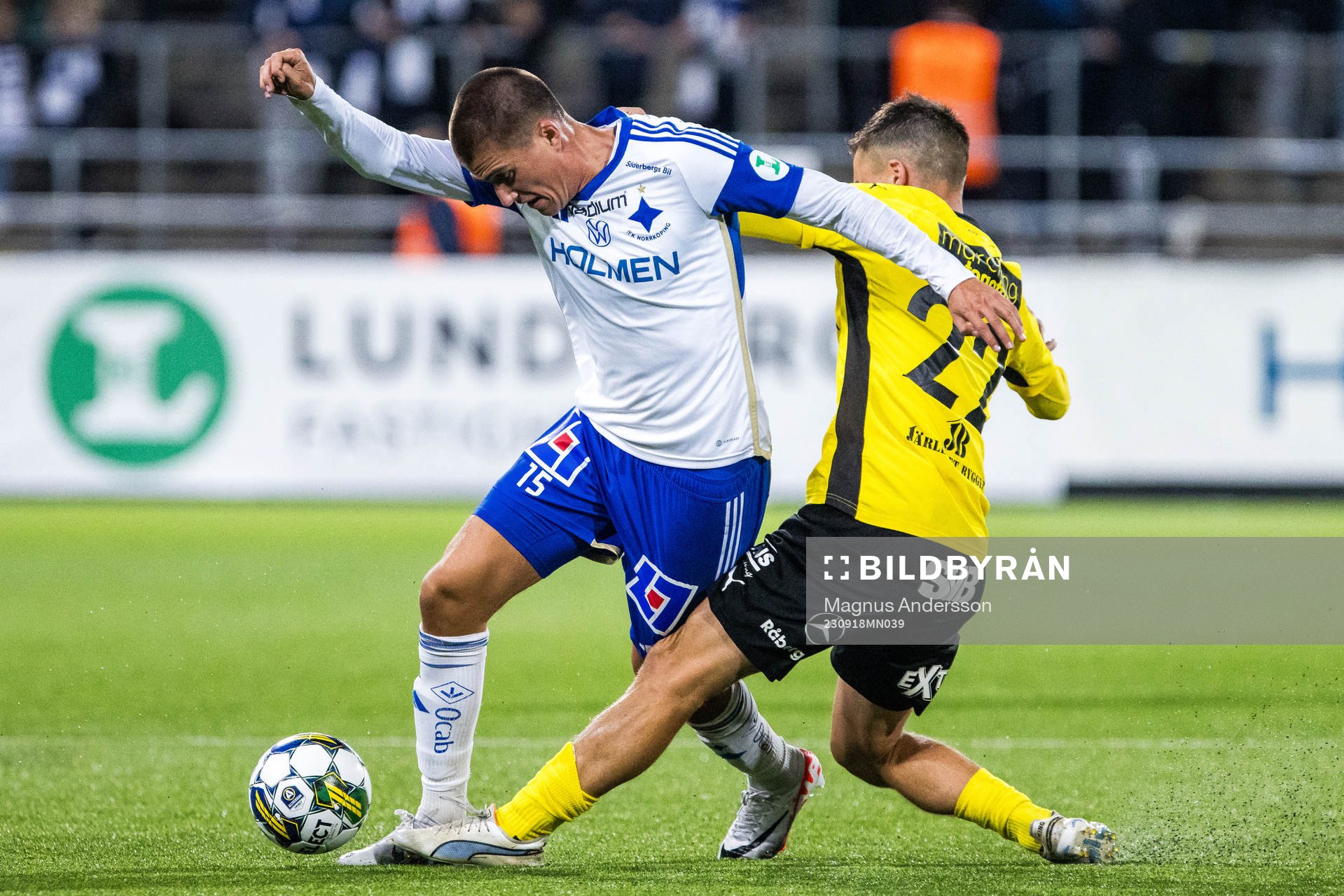 IFK Norrköpings Carl Björk och Mjällbys Jesper Gustavsson