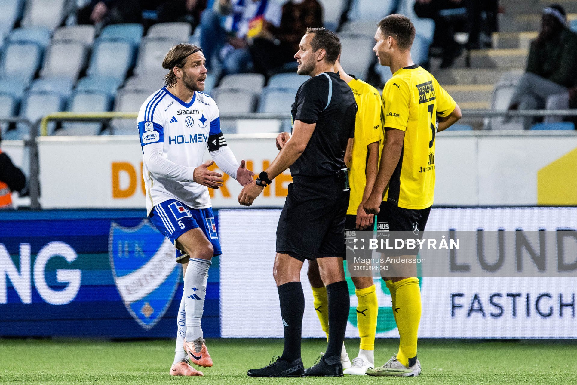 IFK Norrköpings Christoffer Nyman och domare Victor Wolf