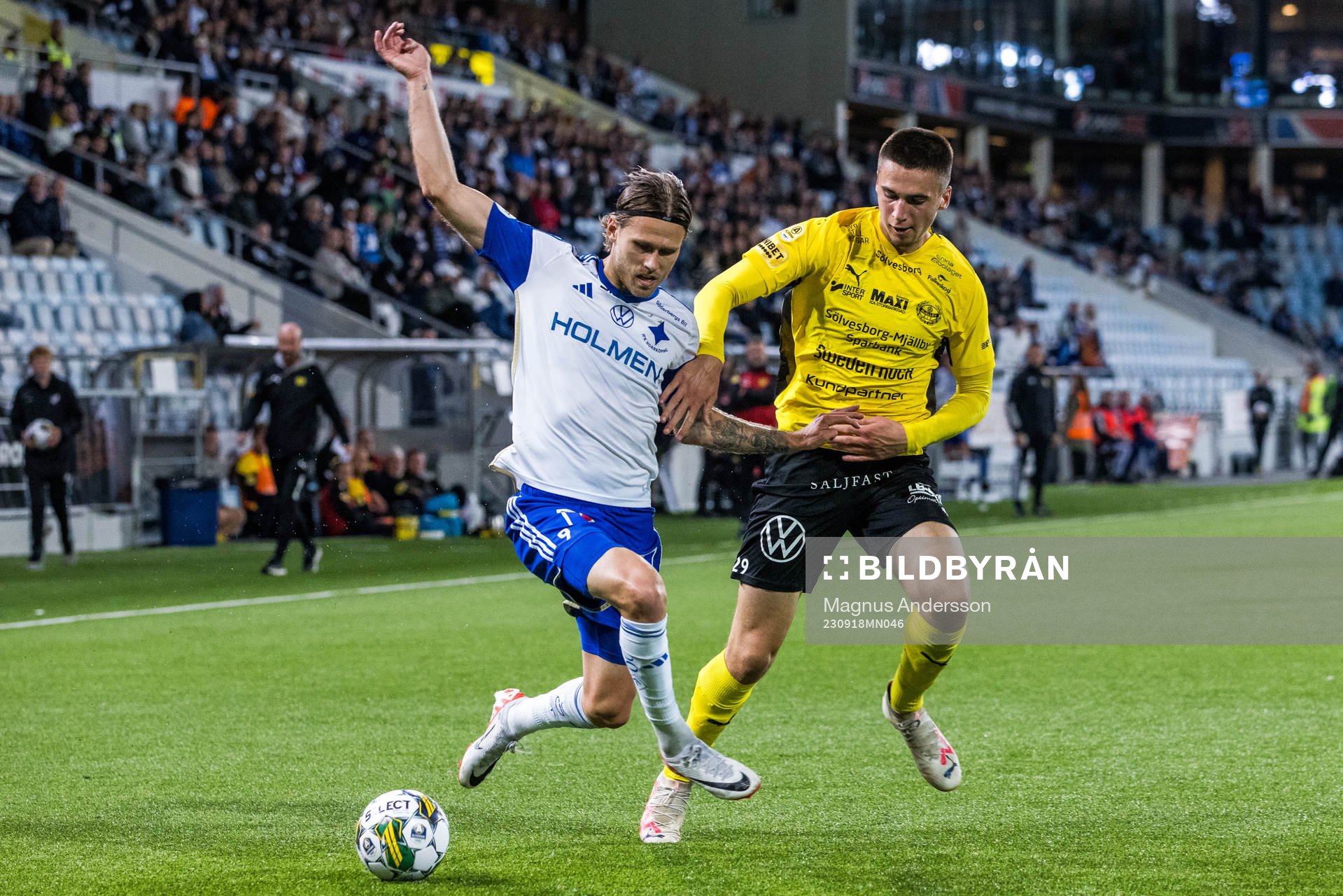 IFK Norrköpings Arnor Traustason och Mjällbys Noah Eile