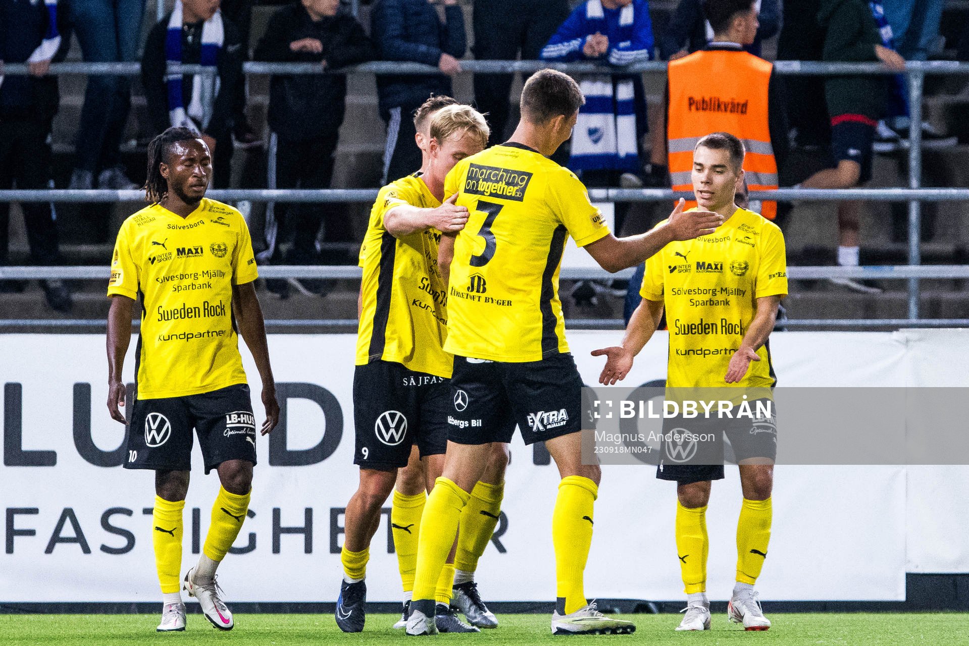 Mjällbys Leo Walta jublar med lagkamrater