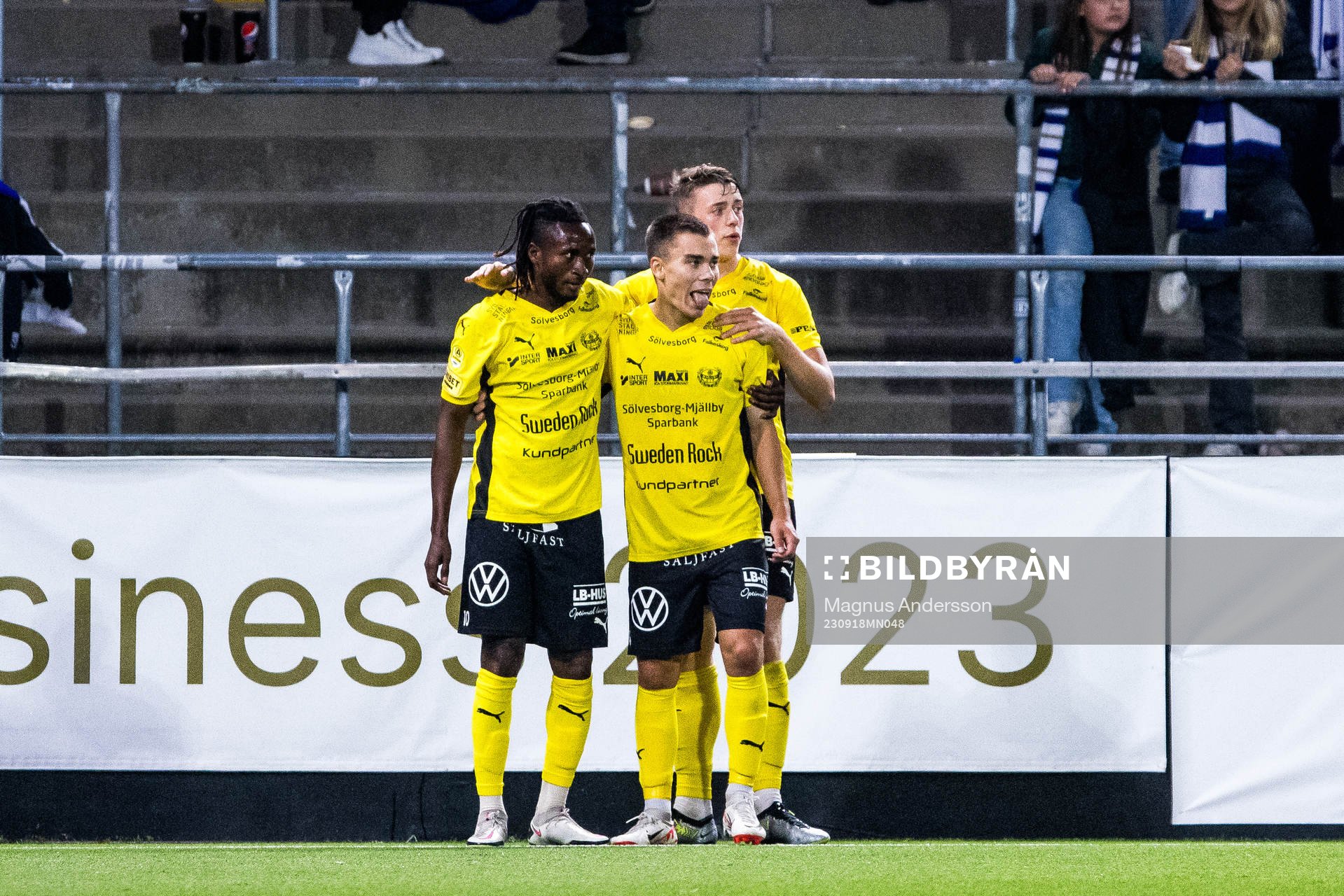 Mjällbys Leo Walta jublar med lagkamrater