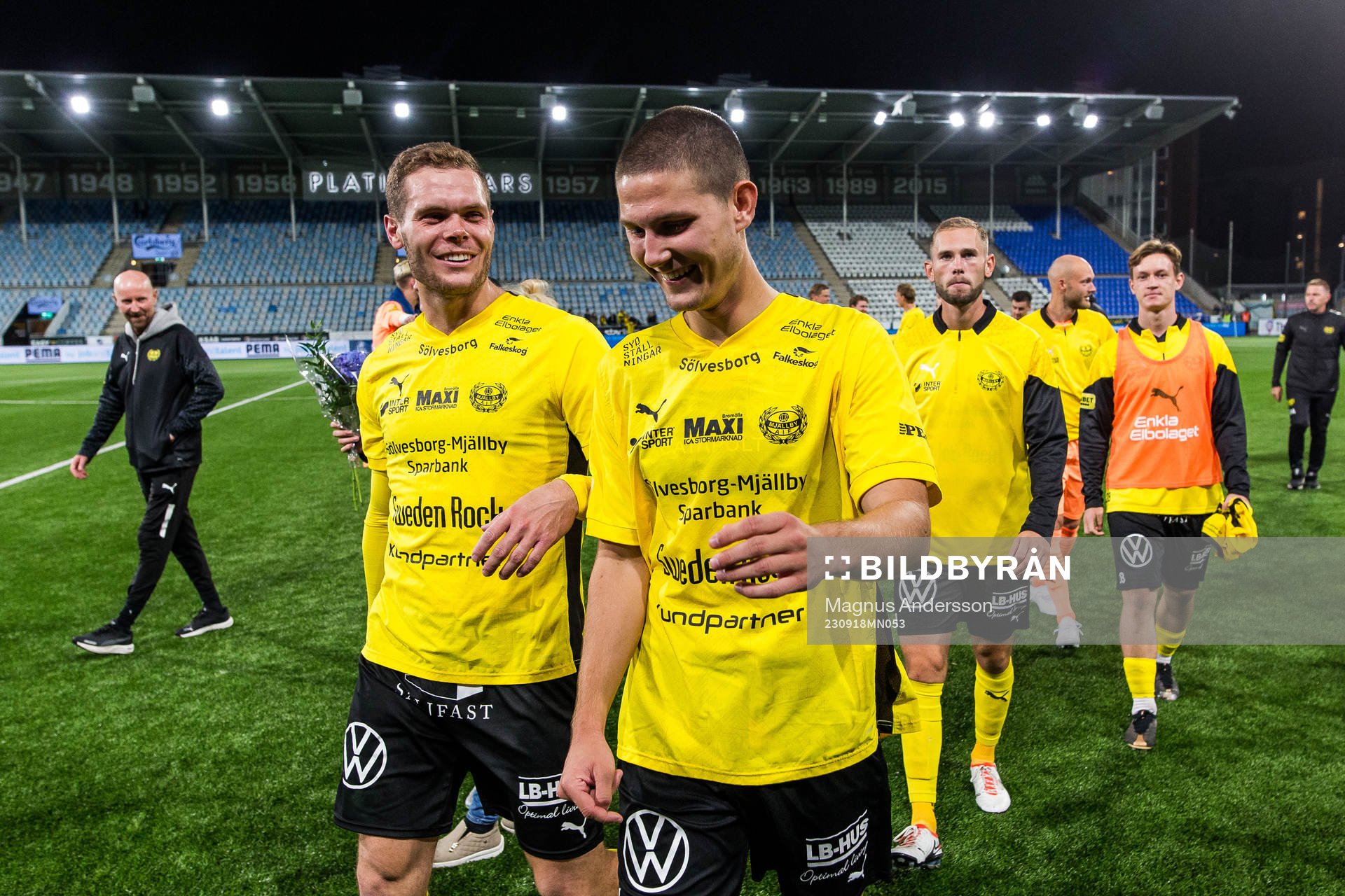 Mjällbys Jacob Bergström och Rasmus Wikström jublar