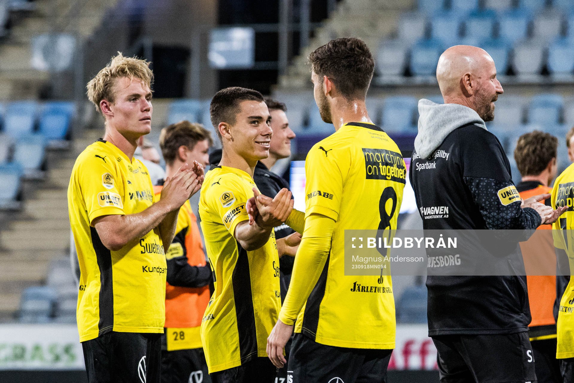 Mjällbys Leo Walta jublar med lagkamrater efter fotbollsmatchen i Allsvenskan mellan IFK Norrköping och Mjällby den 18 september 2023 i Norrköping.