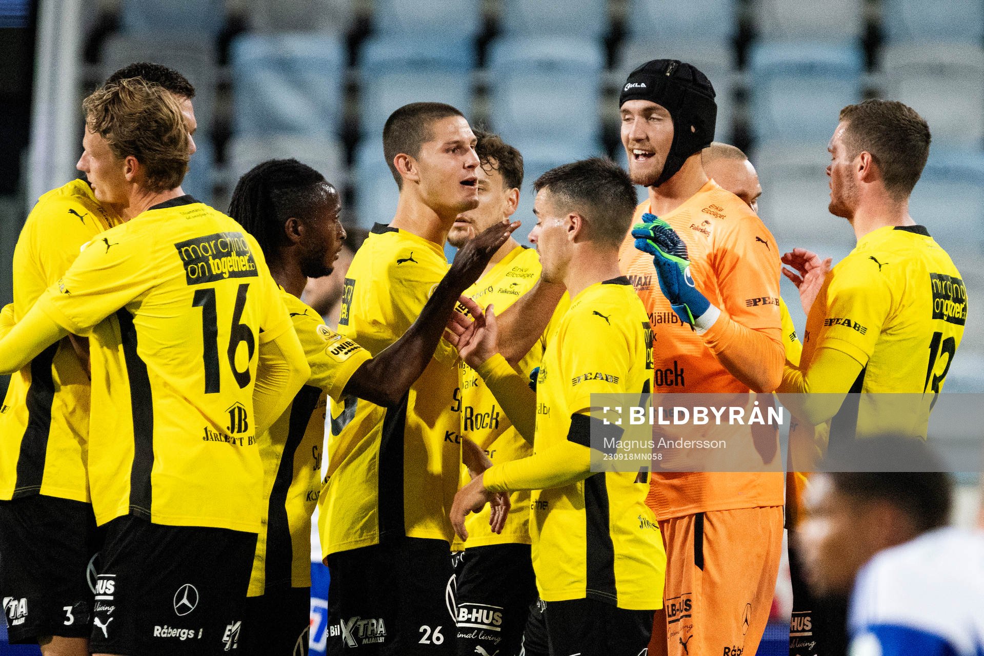 Mjällbys spelare jublar efter fotbollsmatchen i Allsvenskan mellan IFK Norrköping och Mjällby den 18 september 2023 i Norrköping. 