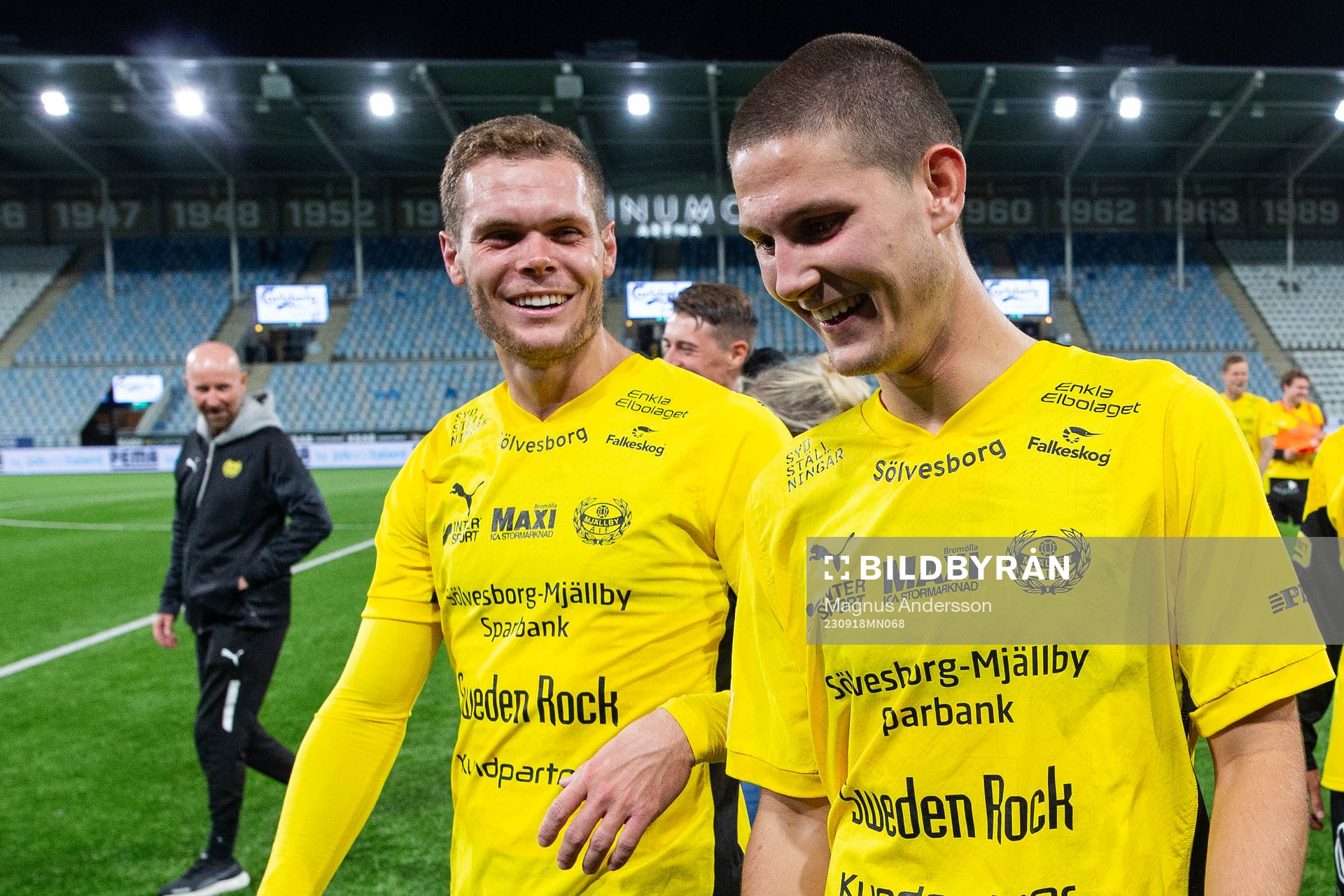 Mjällbys Jacob Bergström och Rasmus Wikström jublar