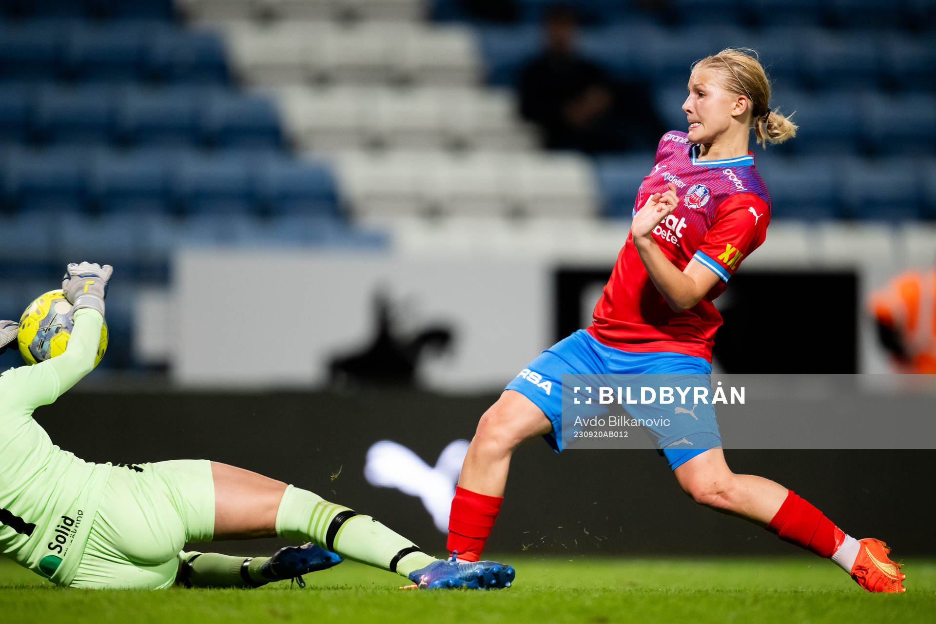 Helsingborgs Alma Larsson framför Eskilsminnes målvakt