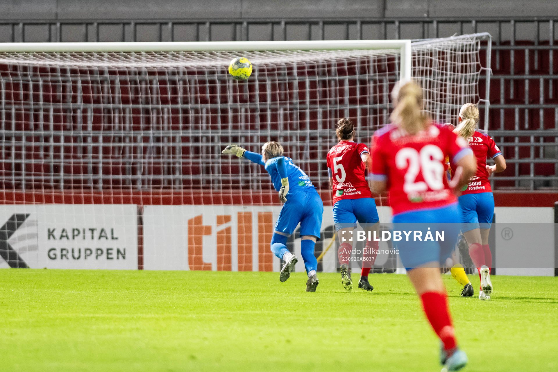 En boll som lyftes över Helsingborgs målvakt Hannah Tegestål under fotbollsmatchen i Division 2 Västra Götaland mellan Helsingborg och Eskilsminne den 20 september 2023 i Helsingborg.