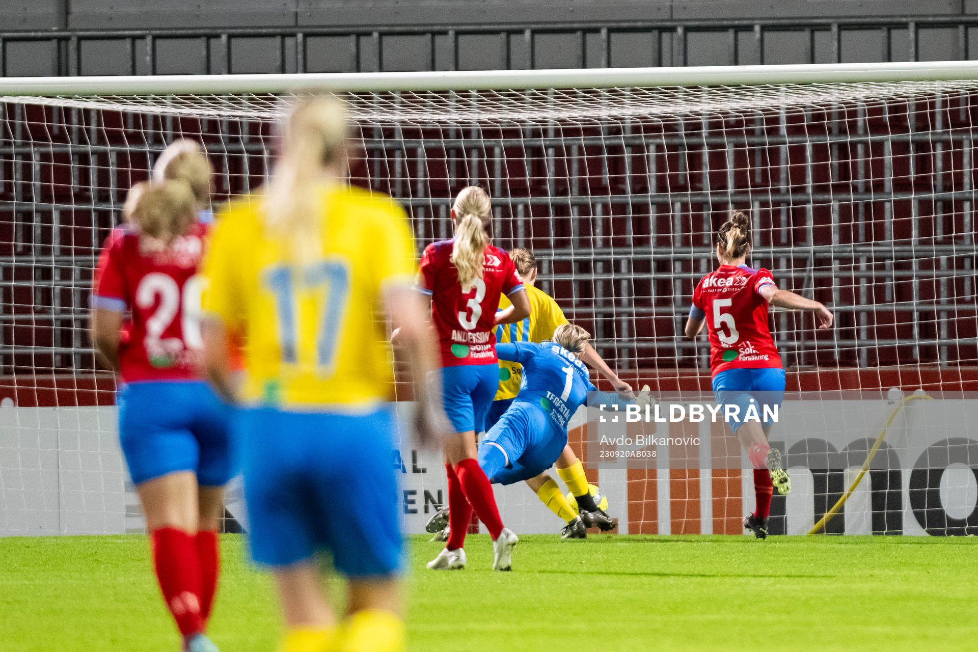 En boll som lyftes över Helsingborgs målvakt Hannah