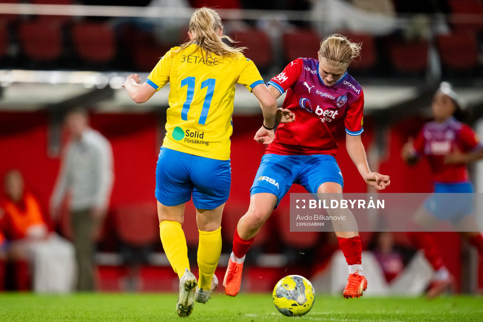 Helsingborgs Alma Larsson och Eskilsminnes Jasmine Hansen under fotbollsmatchen i Division 2 Västra Götaland mellan Helsingborg och Eskilsminne den 20 september 2023 i Helsingborg.