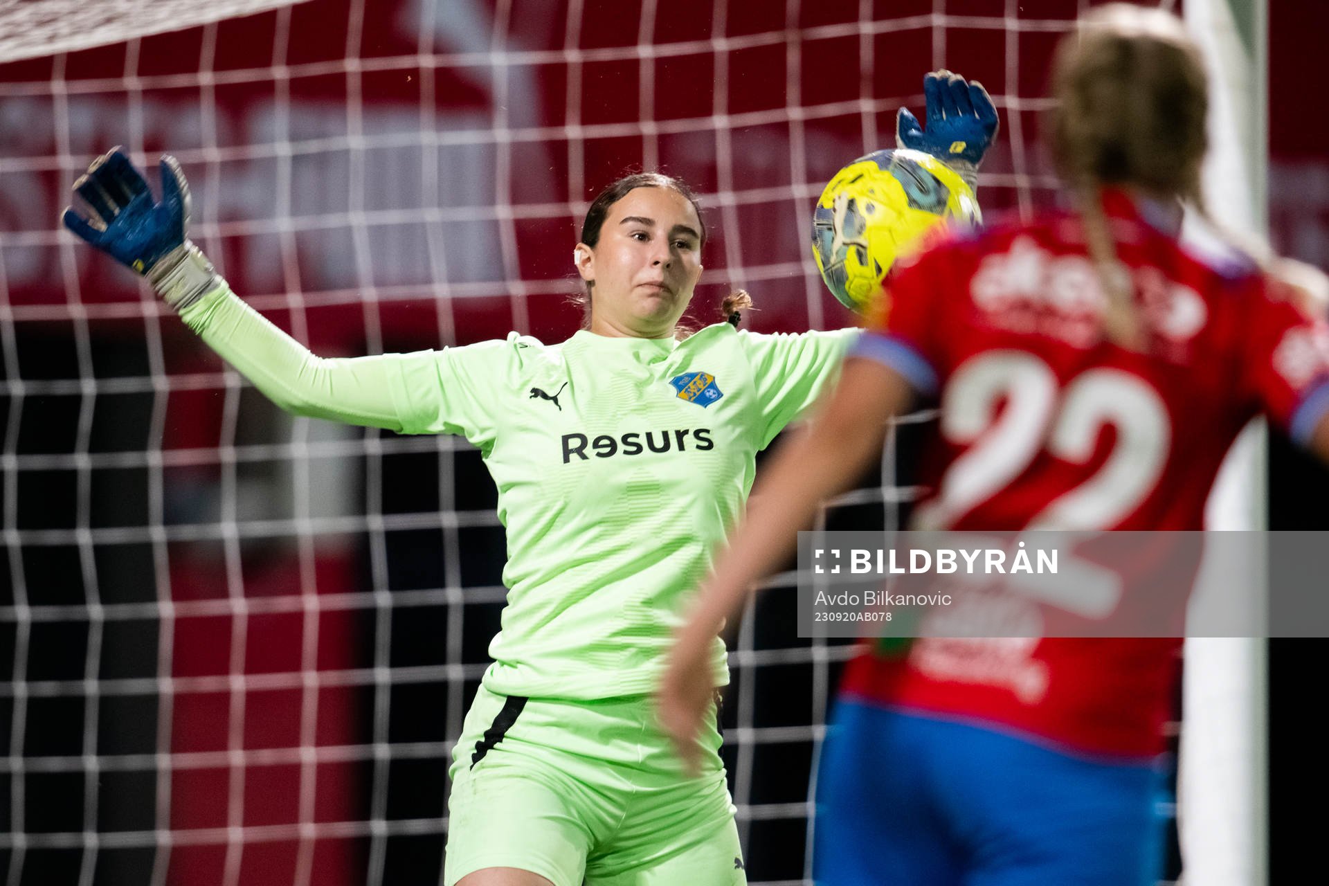Eskilsminnes målvakt Maja Lapadatovic gör räddning på