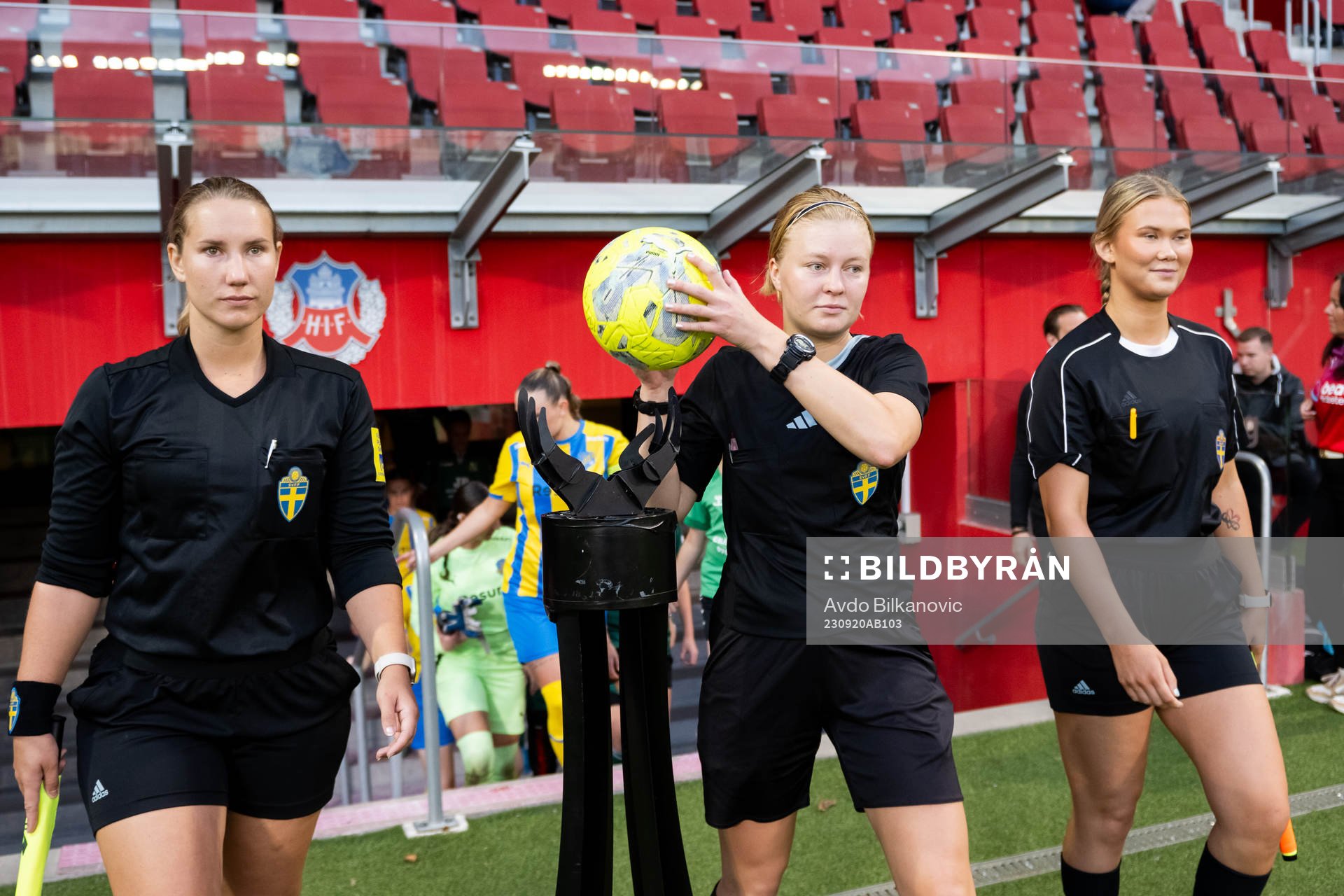 Domare Molly Froste, assisterande domare Annie Pulsson och