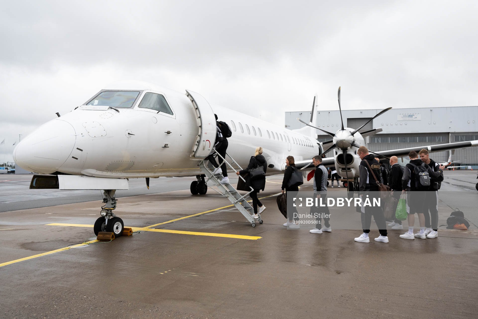 The Häcken team about to board the airplane