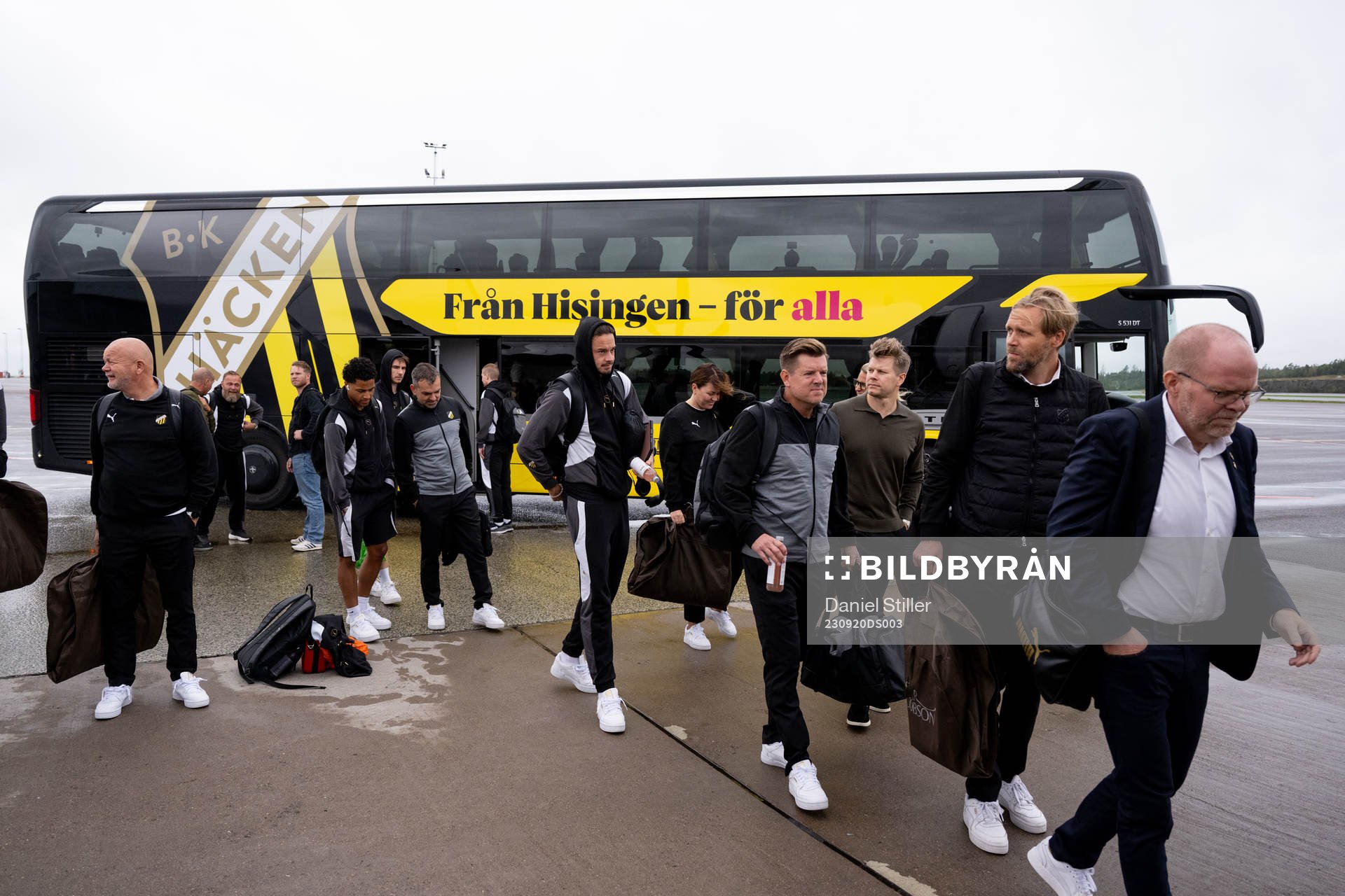 The Häcken team about to board the airplane