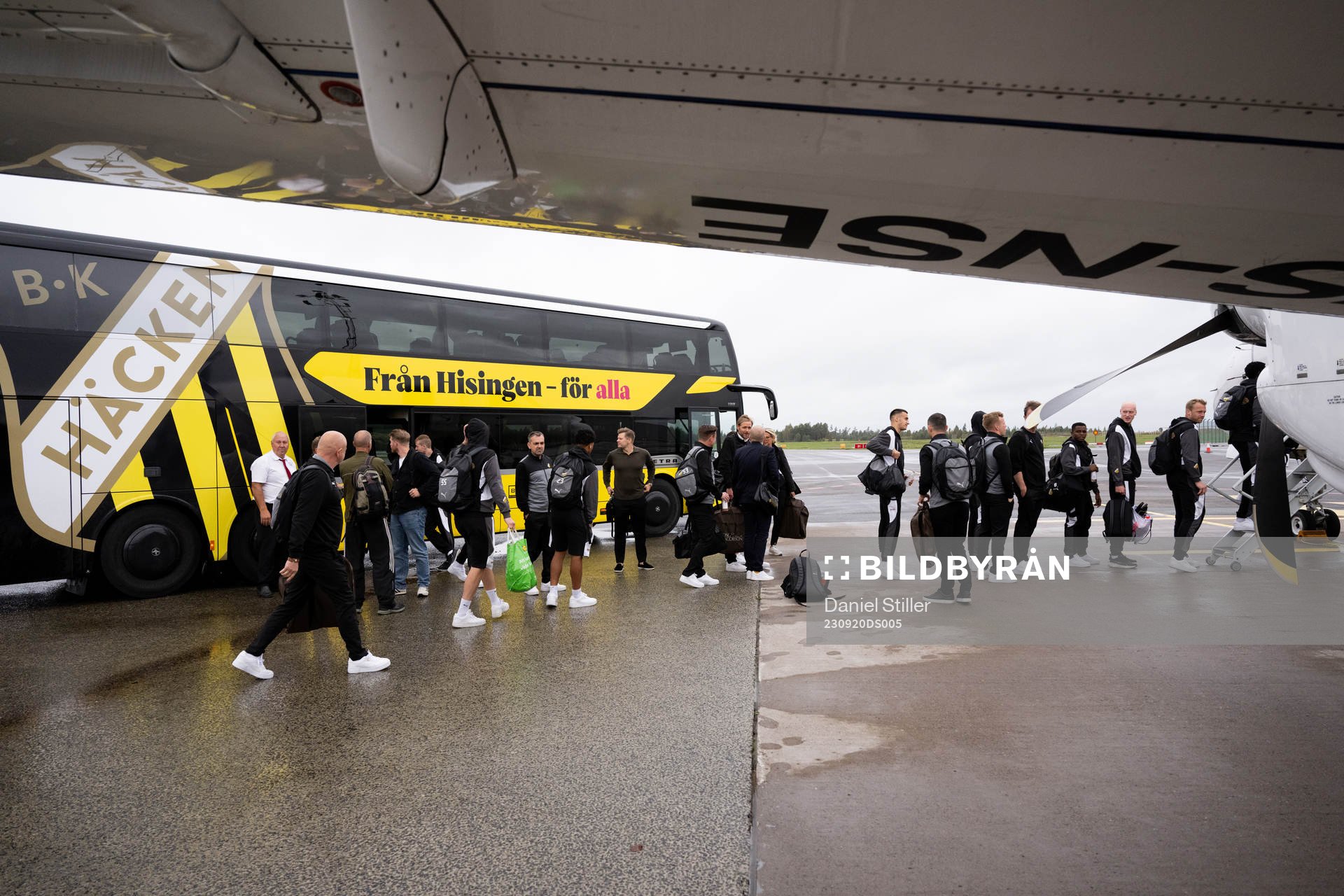 The Häcken team about to board the airplane