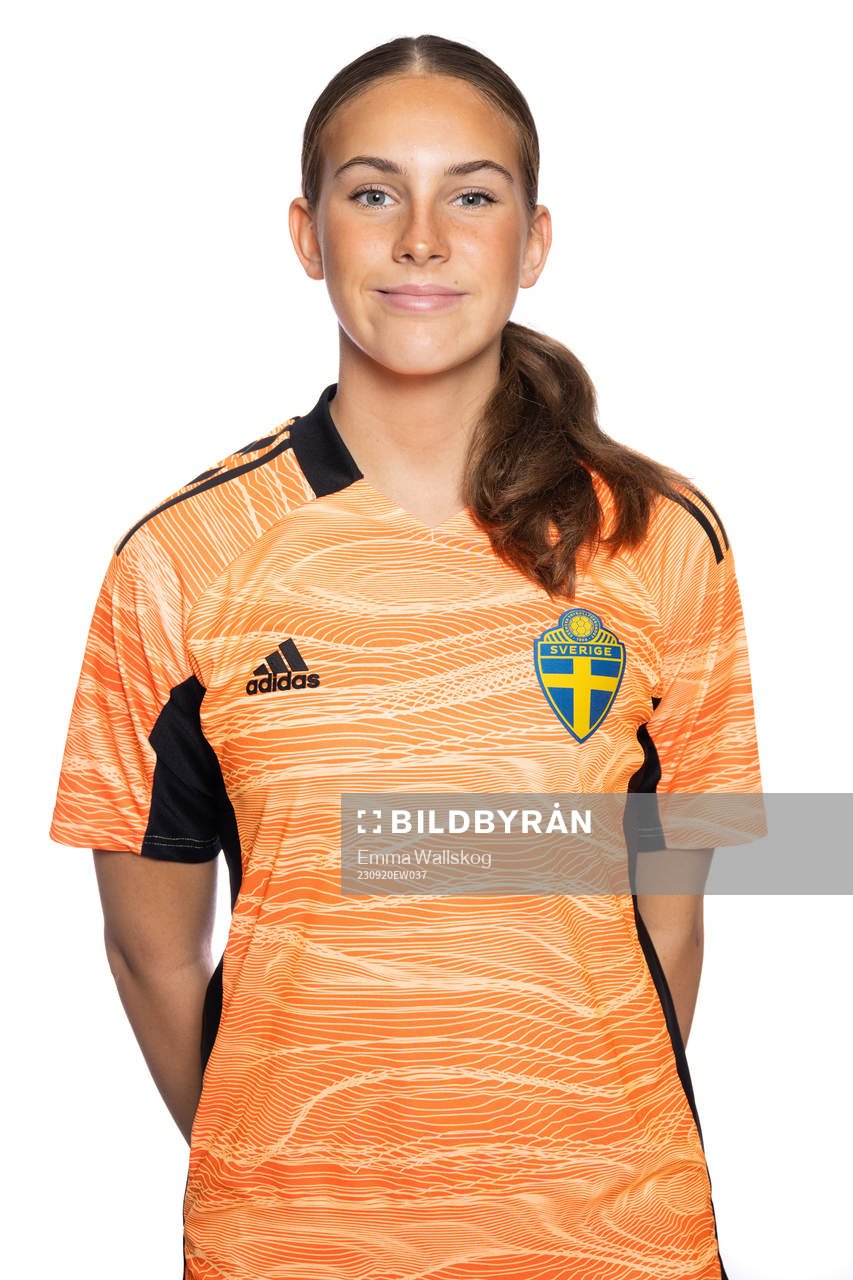 Nellie Markovic poserar för ett porträtt under en fotografering med det svenska F17-landslaget i fotboll den 20 september 2023 i Stockholm. 