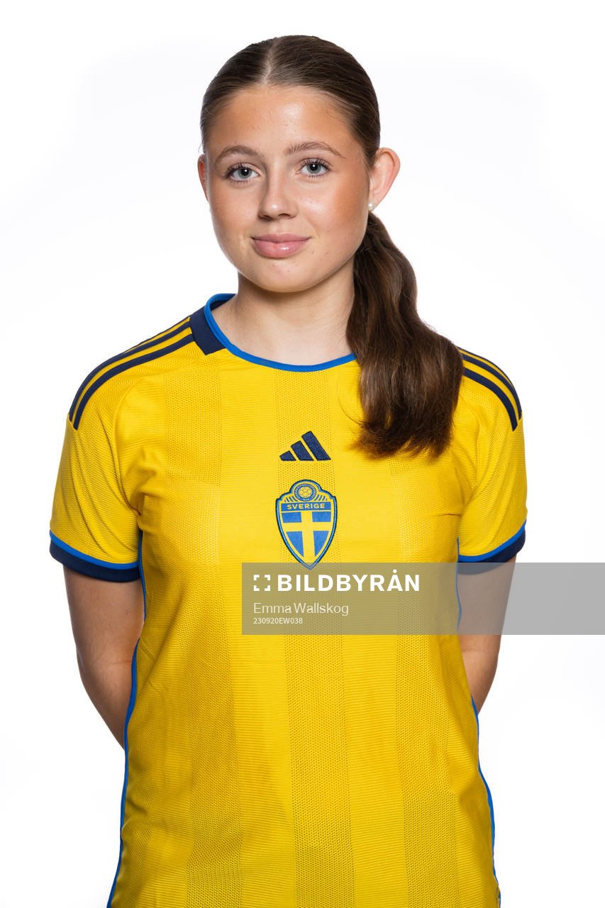 Emma Holmqvist poserar för ett porträtt under en fotografering med det svenska F17-landslaget i fotboll den 20 september 2023 i Stockholm. 