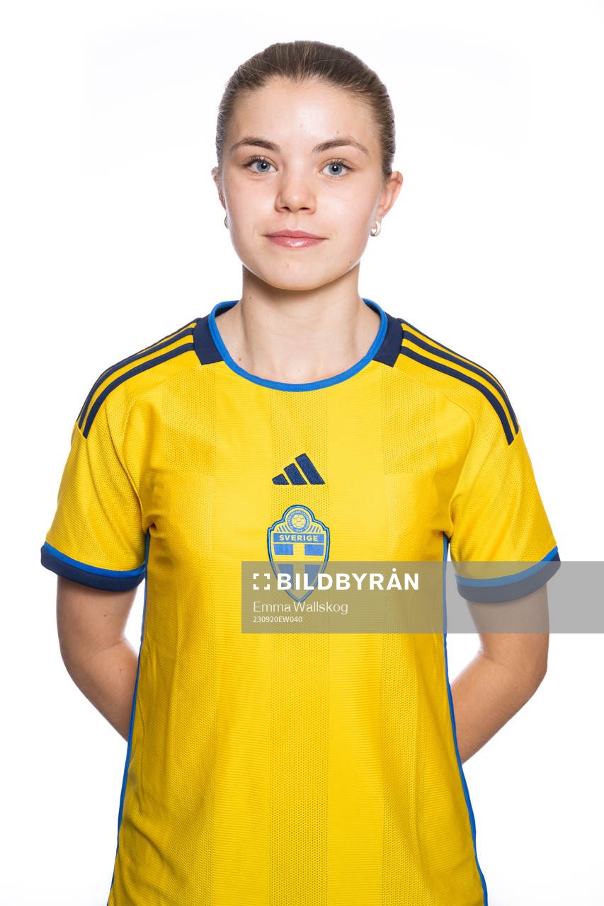 Emma Theorén poserar för ett porträtt under en fotografering med det svenska F17-landslaget i fotboll den 20 september 2023 i Stockholm. 