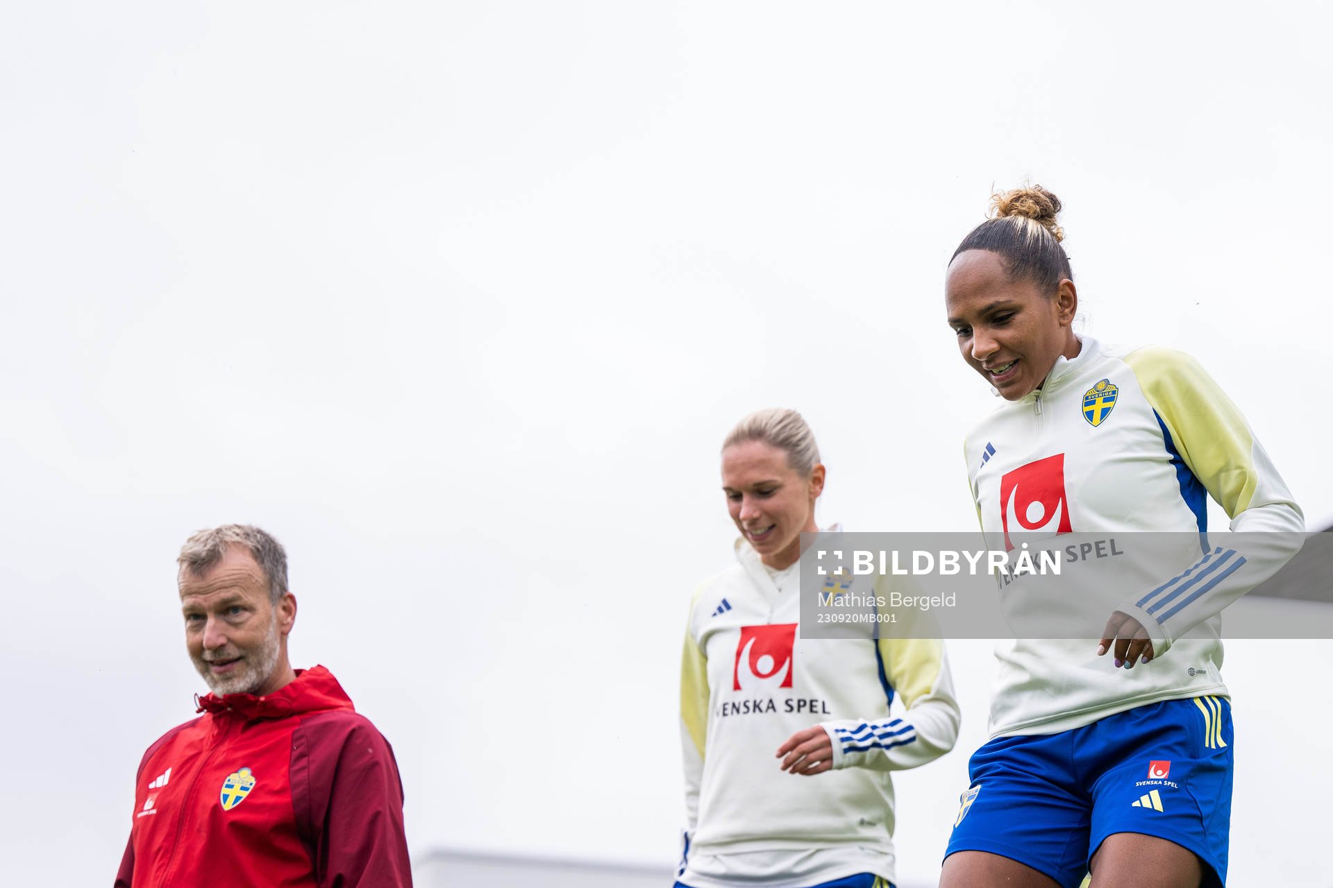 Performance manager Pontus Ekblom, Jonna Andersson and Madelen Janogy during a training session with the Swedish women's national football team on September 20, 2023 in Göteborg.