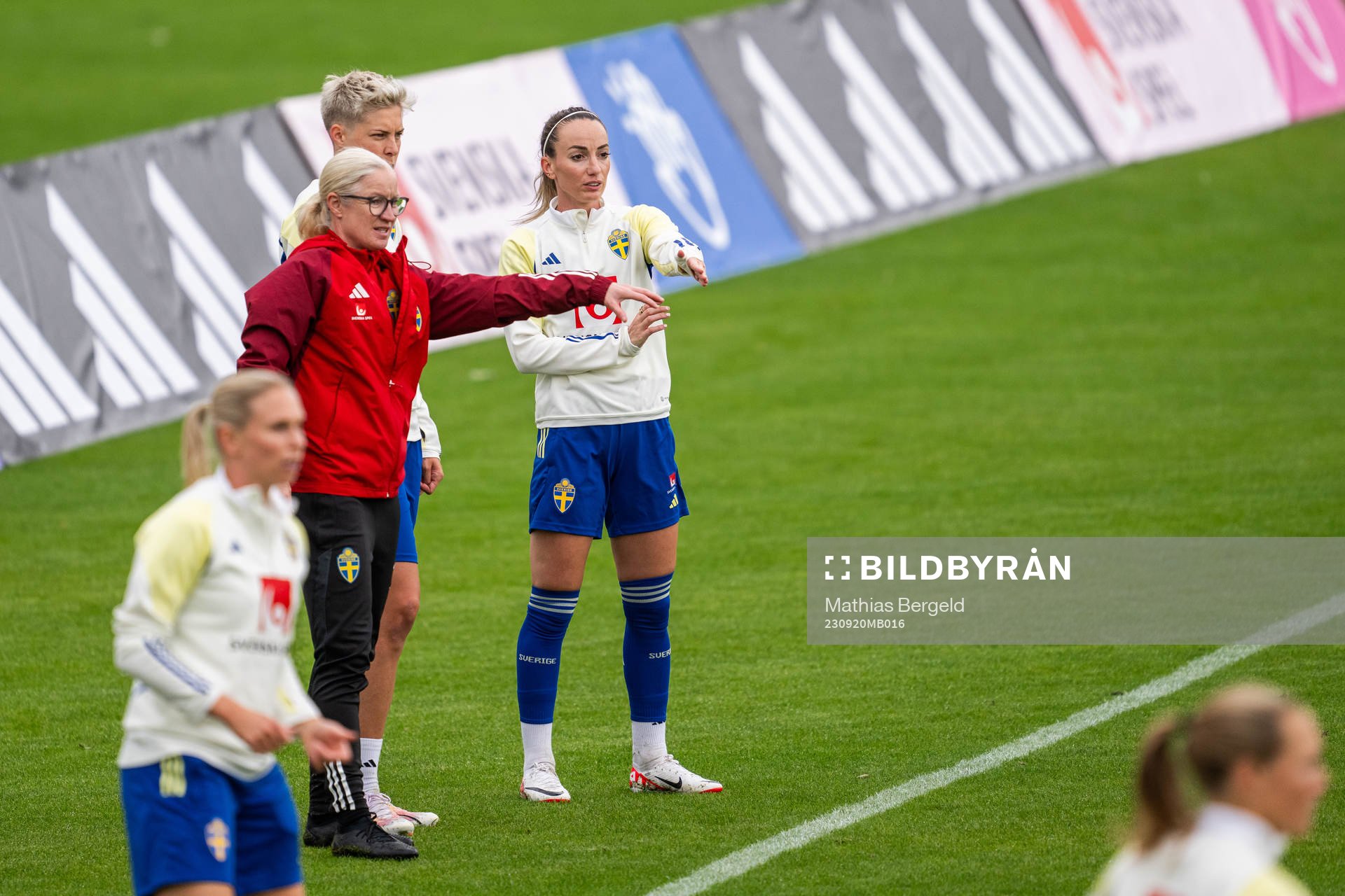 Assistant coach Victoria Sandell and Kosovare Asllani